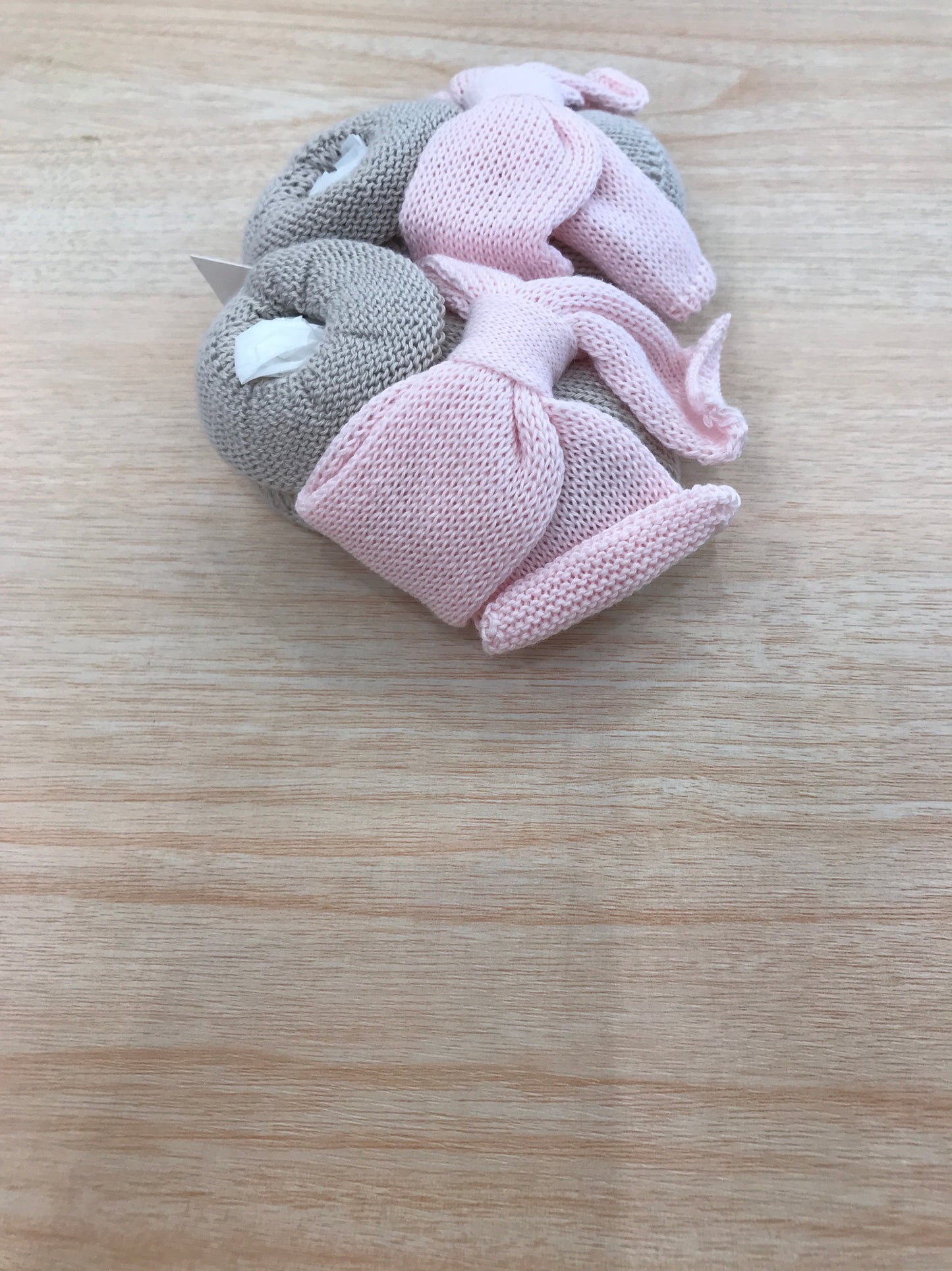 Babbucce Bebè di Almy in filo tortora con fiocco rosa