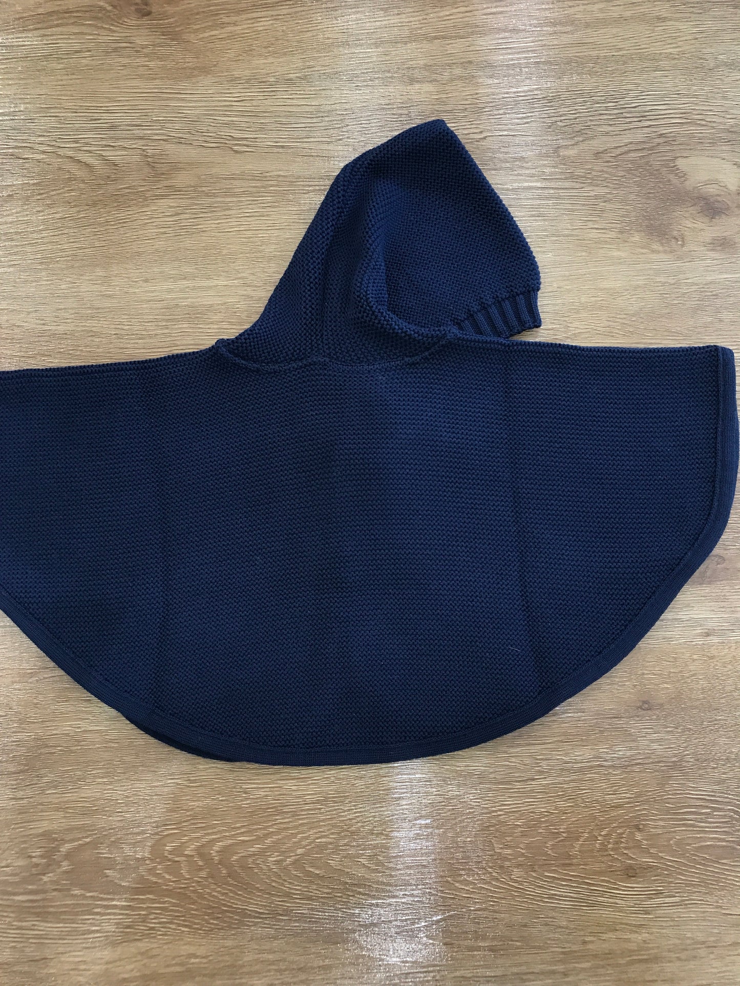 Mantella Baby Lord in lana blu scuro con cappuccio e fiocchetto sul davanti