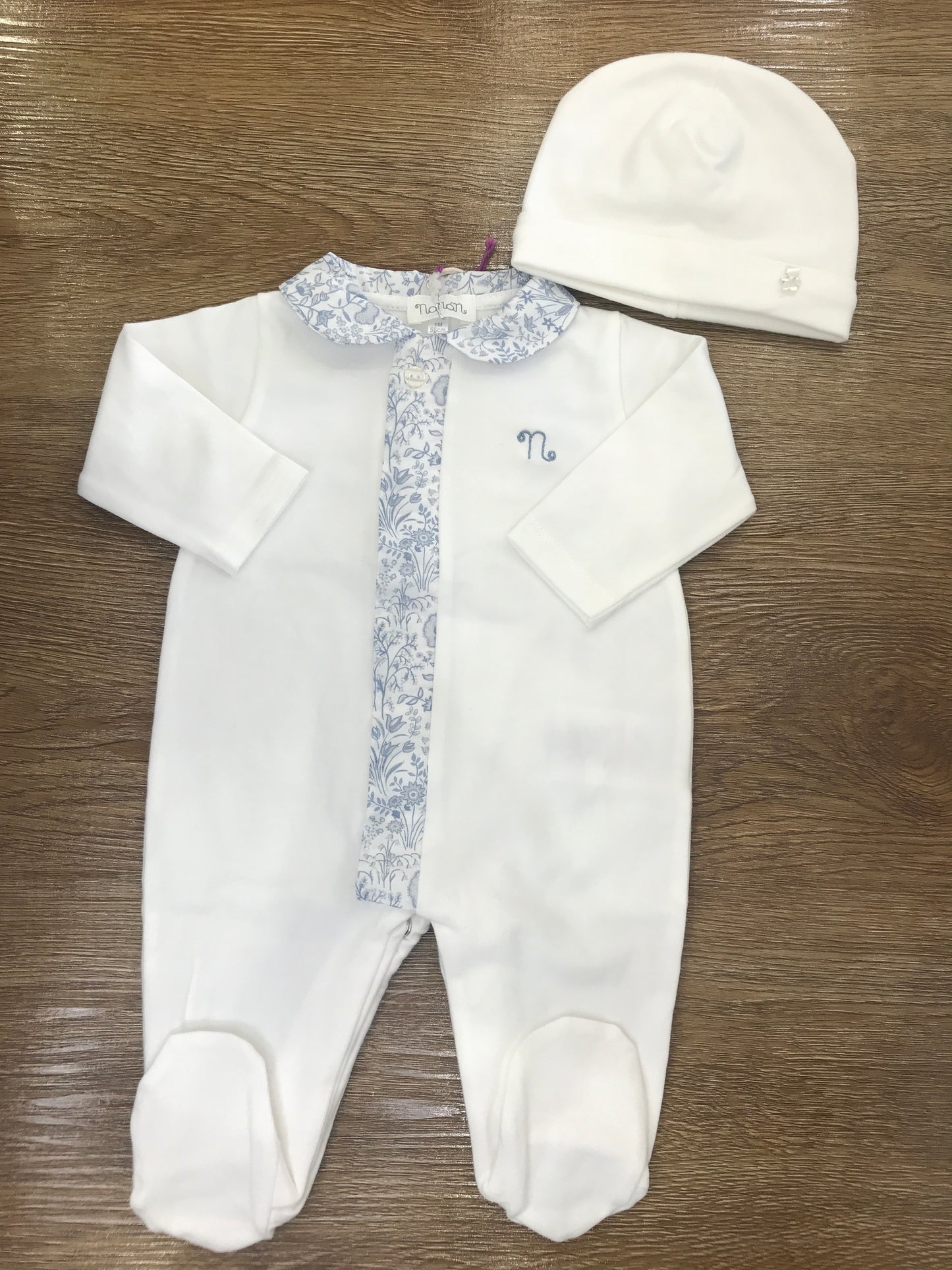 Tutina Nanan in caldo cotone panna intera con piedini con apertura sul davanti rivestita da fiorellini anche sul colletto con cappellino basico panna abbinato