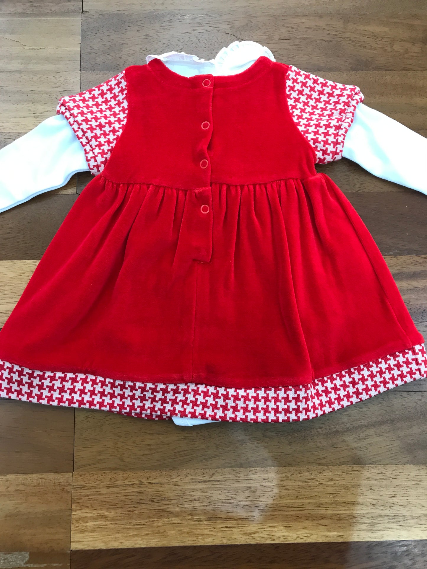 Abito Coccodè in ciniglia rosso mezza manica bianca e rossa t-shirt bianca manica lunga e collo con rusche con fiori in vita