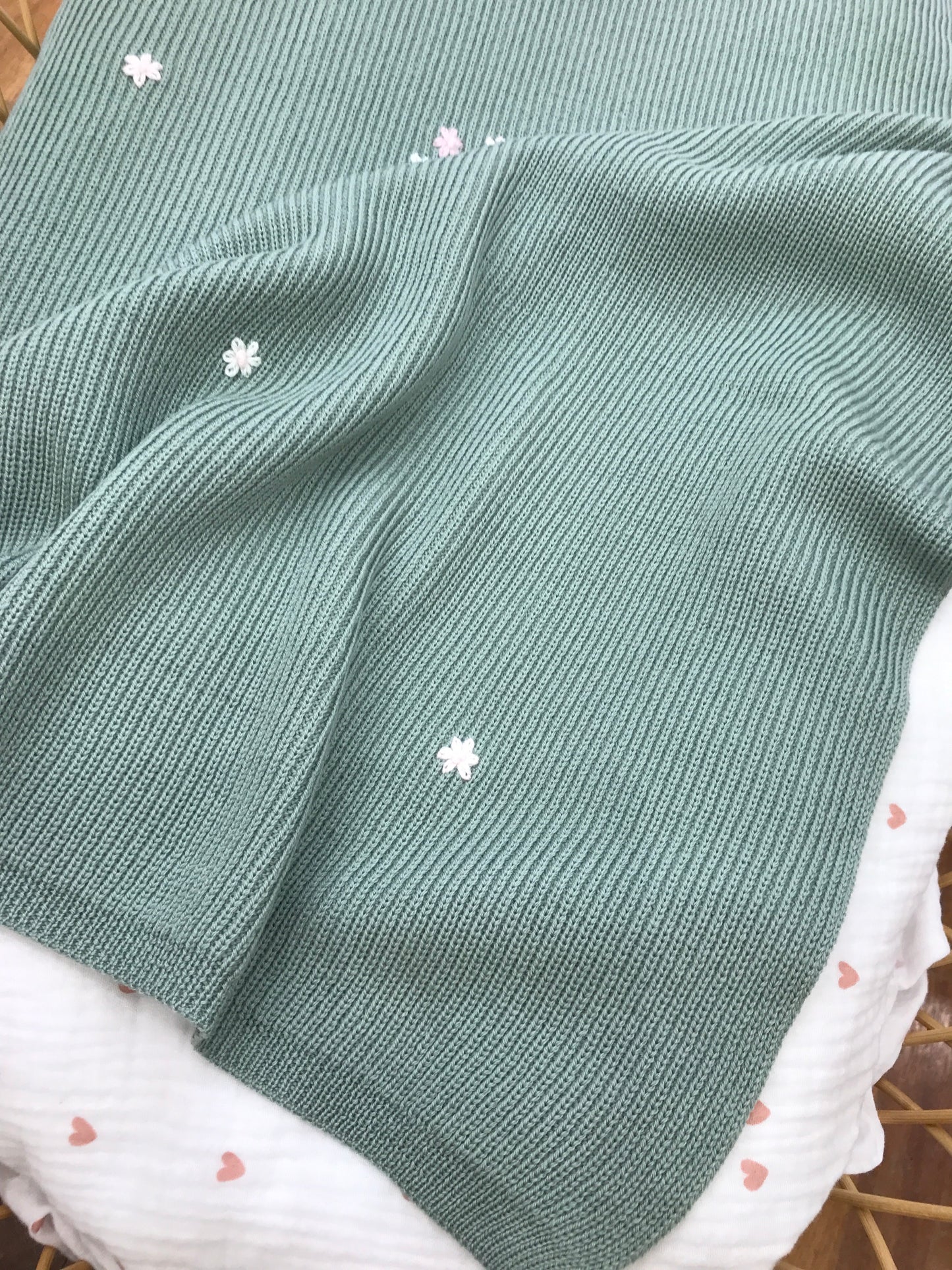 Coperta Baby Lord in lana a costa inglese verde con margherite ricamate a mano in diverse tonalità di rosa