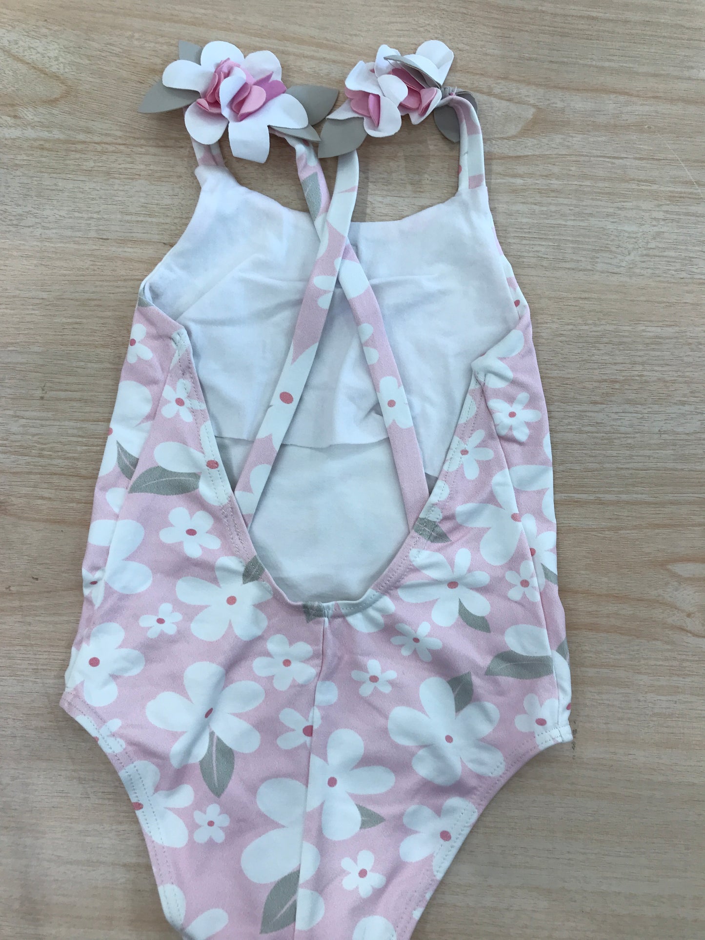 Costume Al agua Patos rosa con fiorellini bianchi e fiori in rilievo applicati sulle bretelle