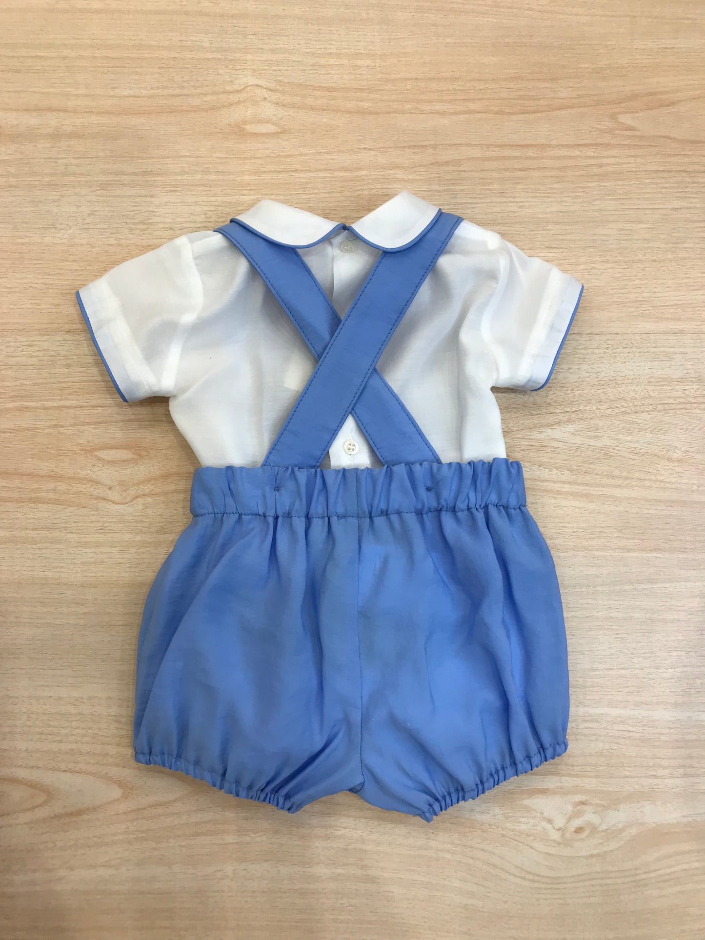Completo Le Bebè in cotone body mezza manica con rifiniture in celeste con salopette con bretelle e fascia a pieghe