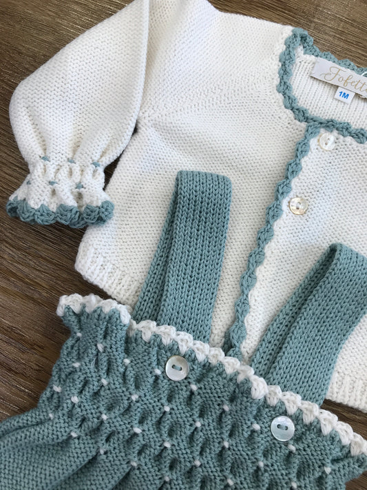 Completo Fofettes cardigan panna smerlato rifinito in verde menta con salopette con bretelle e lavorazione di punto smock