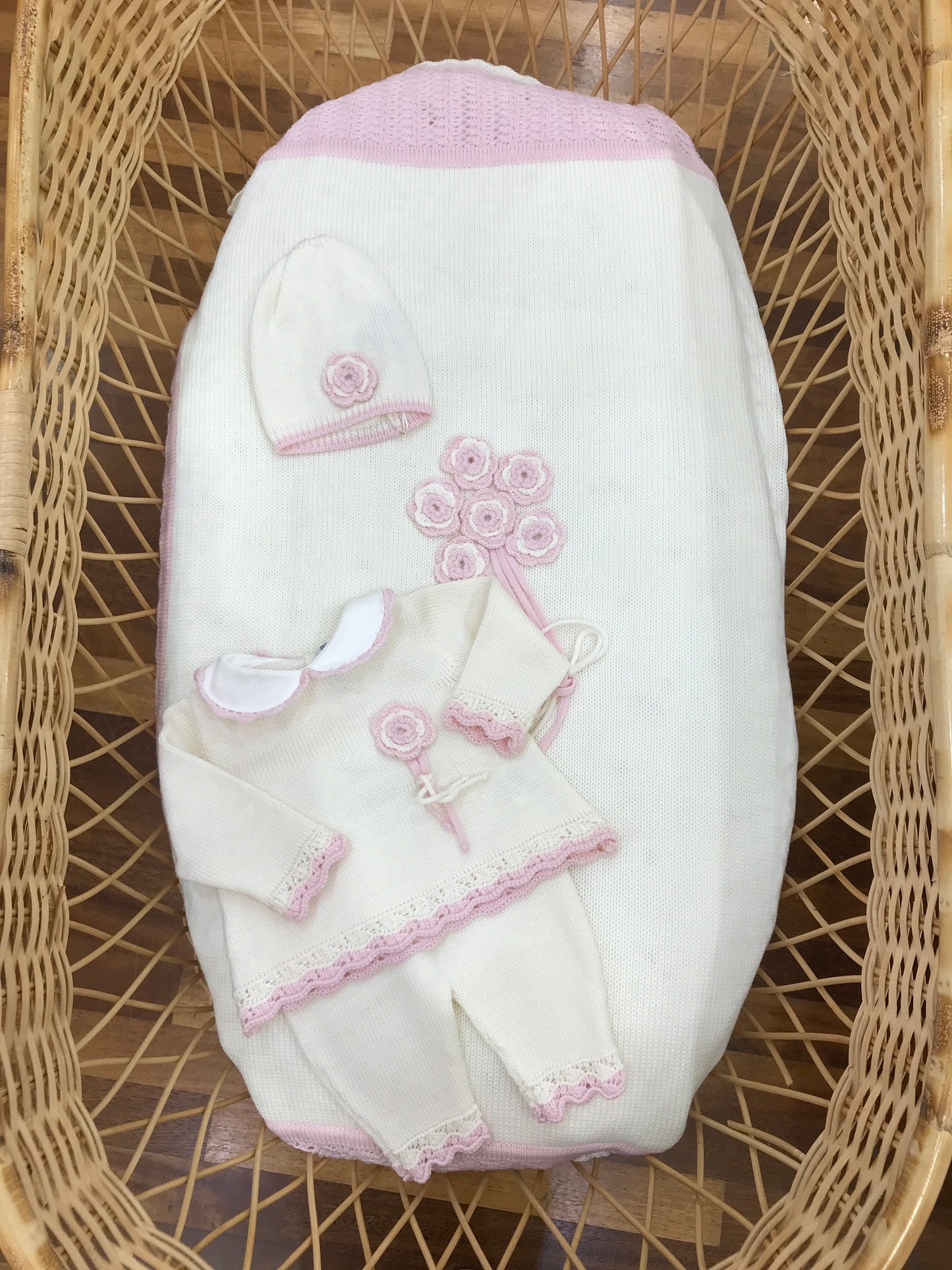 Coordinato nascita Le Dodò in lana panna con fiori e rusche rosa su coperta tutina due pezzi e cappellino