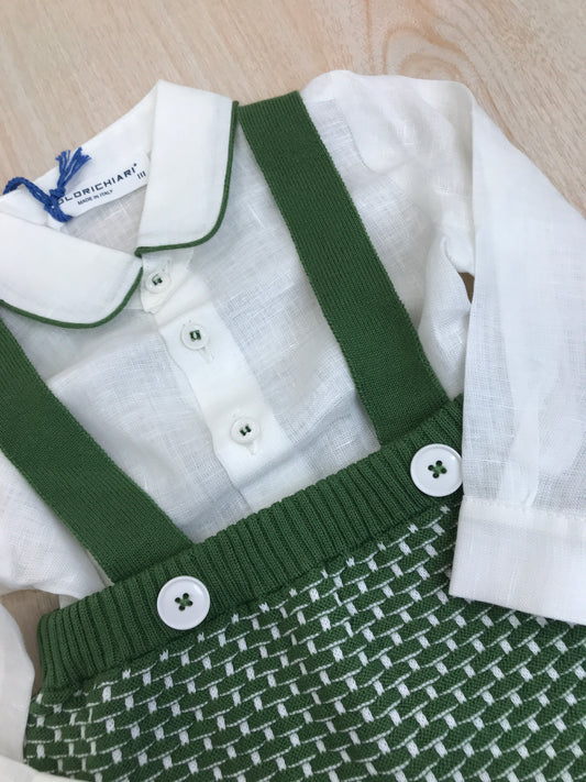Completo Colori Chiari in filo salopette con bretelle verde e dettagli in bianco con camicia in lino manica lunga bianca