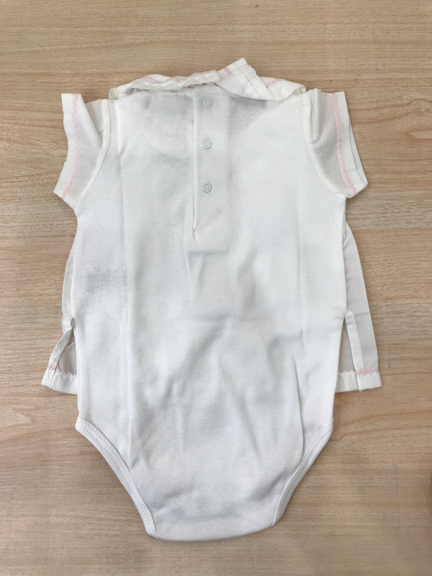 Body Laranjinha in cotone mezza manica effetto camicia ricamata in rosa con collo con rusche ricamata
