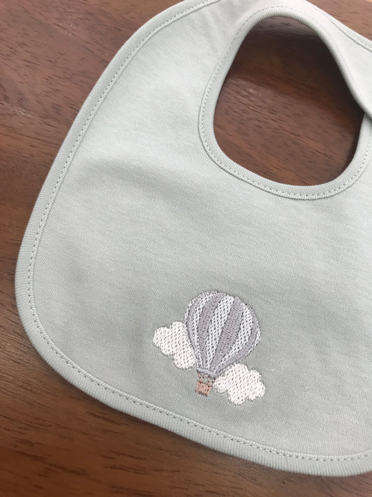 Bavetta Baby Gi in cotone verde menta con mongolfiera e nuvolette ricamate sul davanti