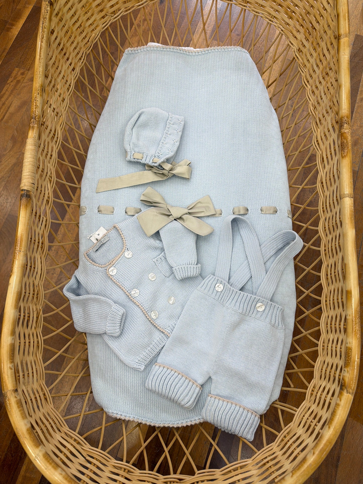 Coordinato nascita Colibrì in filo celeste coperta con passanastro beige tutina due pezzi con salopette e cardigan con cuffia con fiocco sotto collo