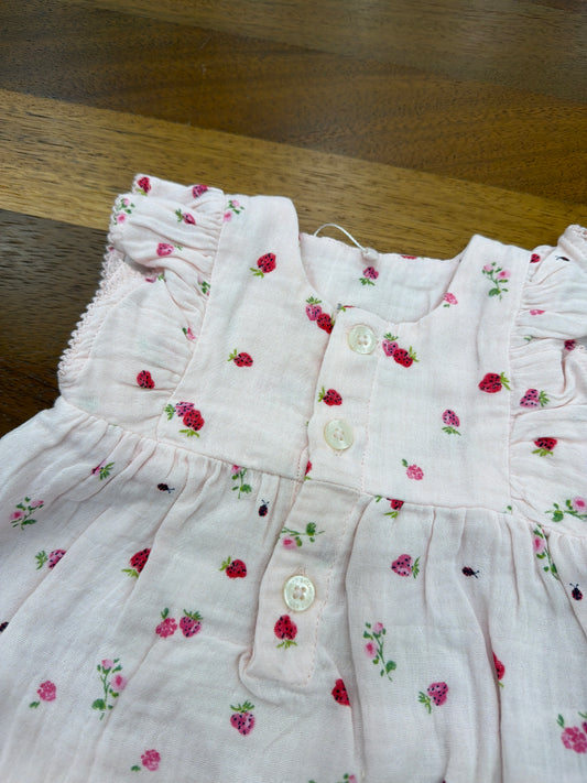 Pagliaccetto Petit Bateau in mussola smanicato con rusche rosa con fragoline su tutt'esso