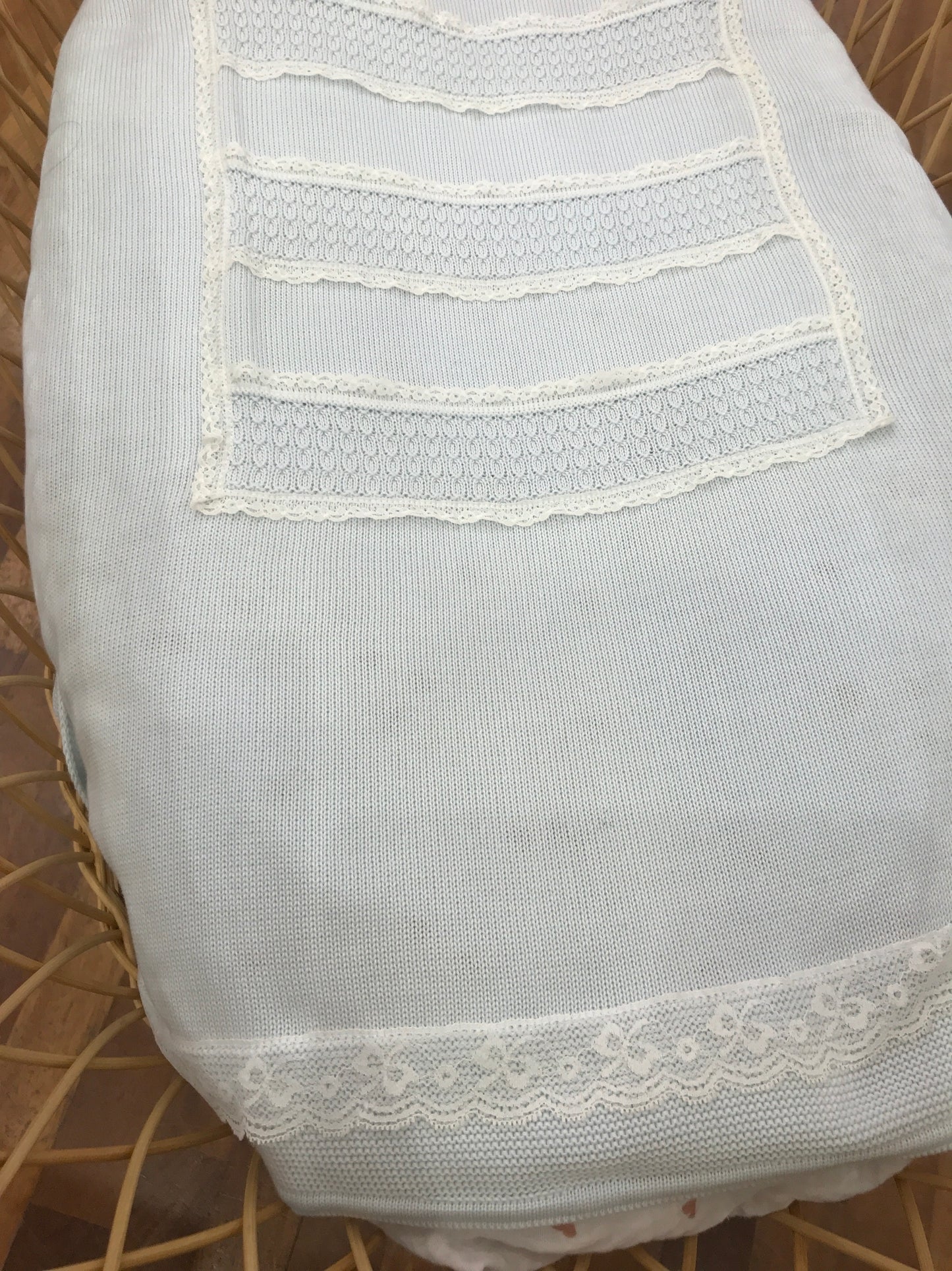 Coperta Bebè di Almy in filo celeste con rifiniture in pizzo ai bordi e riquadro sul davanti