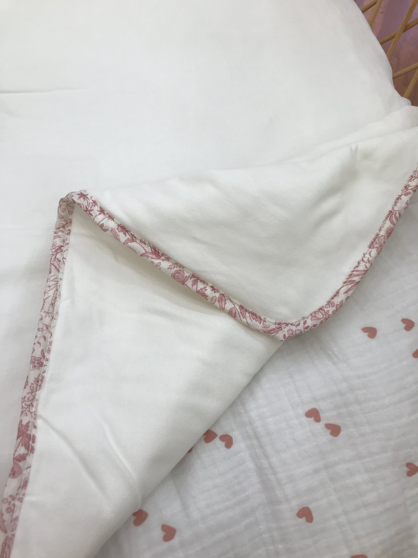 Coperta Nanan in caldo cotone bianco con bordo con rusche a fiori