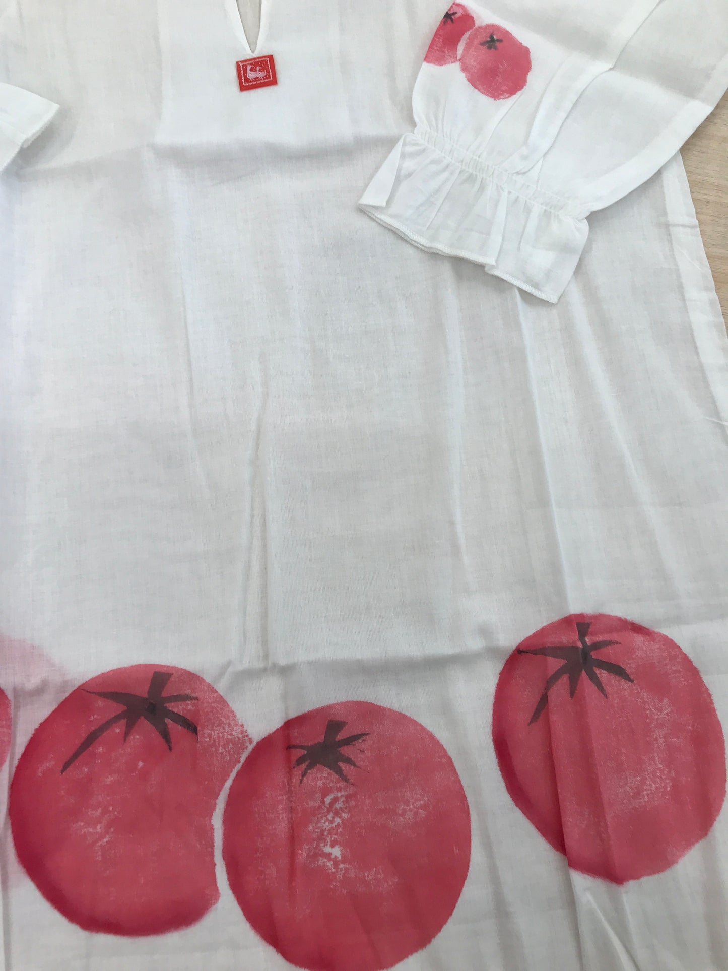 Copricostume Al agua Patos in cotone bianco manica lunga con pomodori rossi