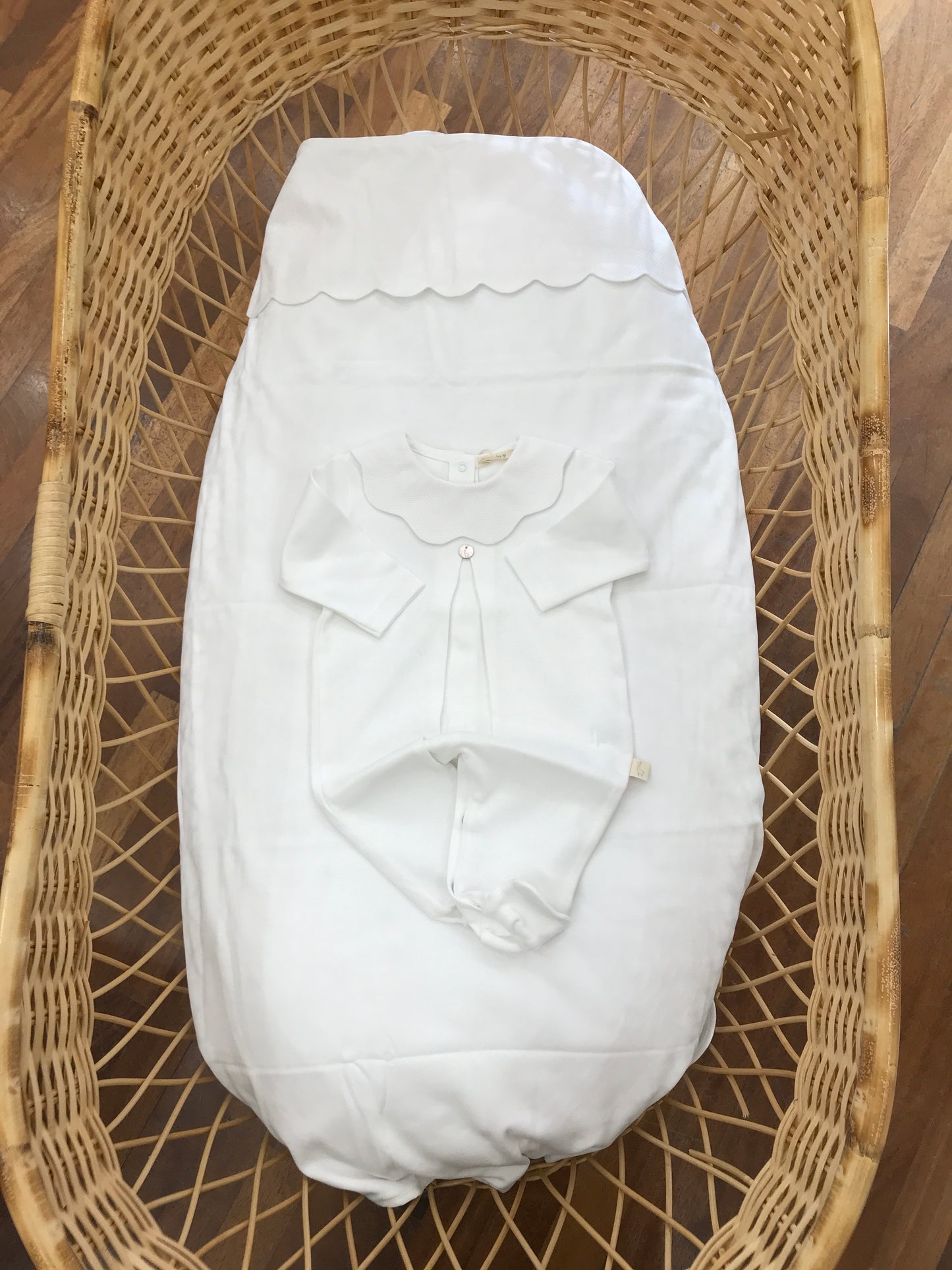 Coordinato nascita Baby Gi in cotone bianco coperta con smerlo di piquet tutina intera abbinata con collo smerlato di piquet