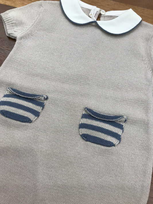 Pagliaccetto Baby Lord in filo tortora mezza manica collo tondo bianco con tasche a righe avio e tortora sul davanti