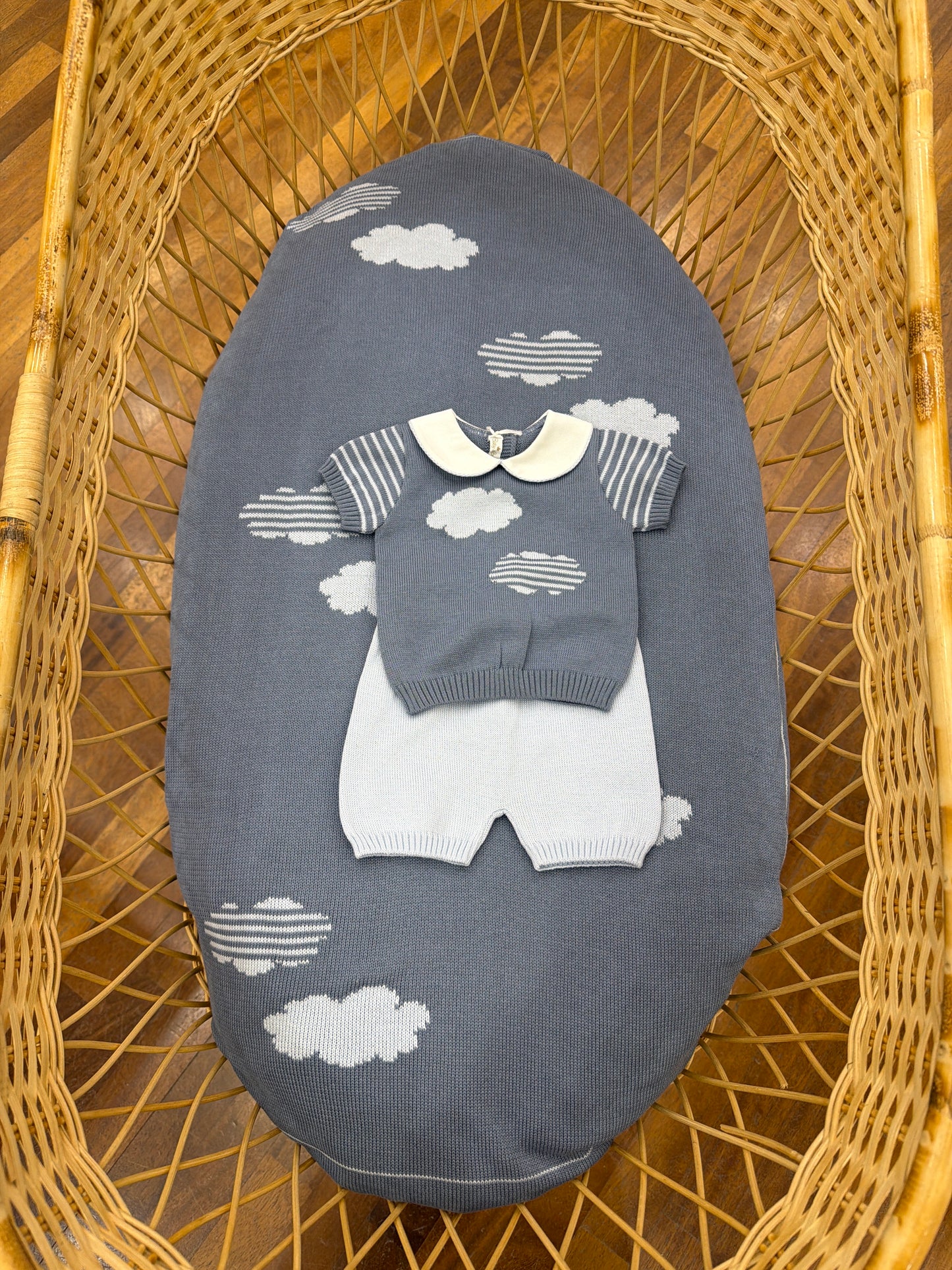 Coordinato nascita Baby Lord in filo avio e celeste con nuvolette sulla coperta e sul completino
