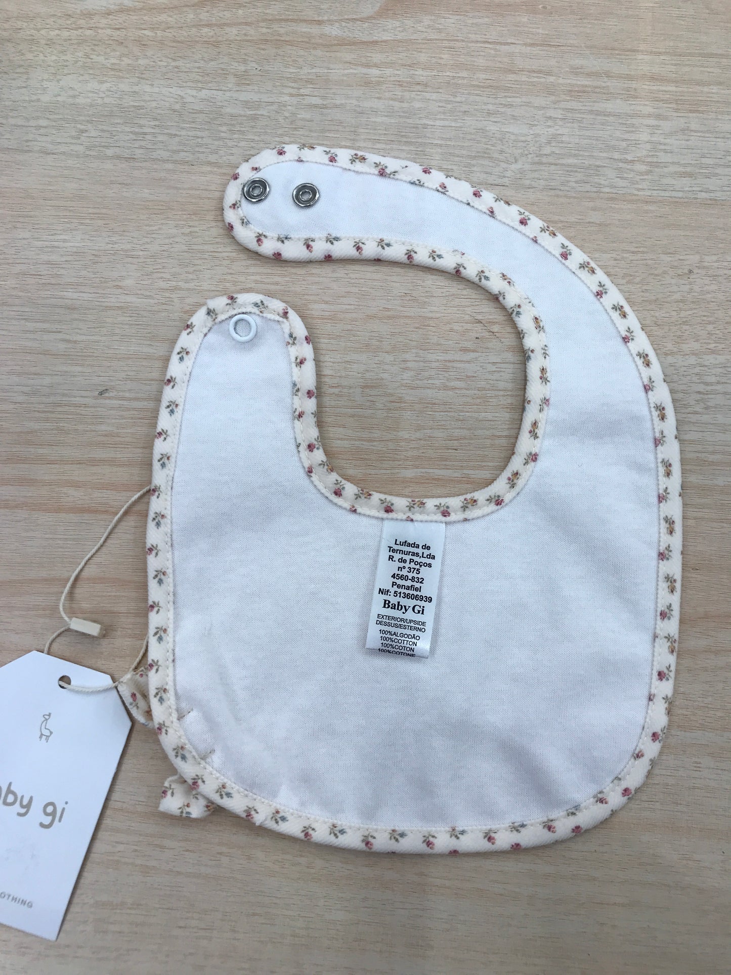 Bavetta Baby Gi in cotone rifinita al bordo in ciniglia rosa pesca floreale con fiocchetto