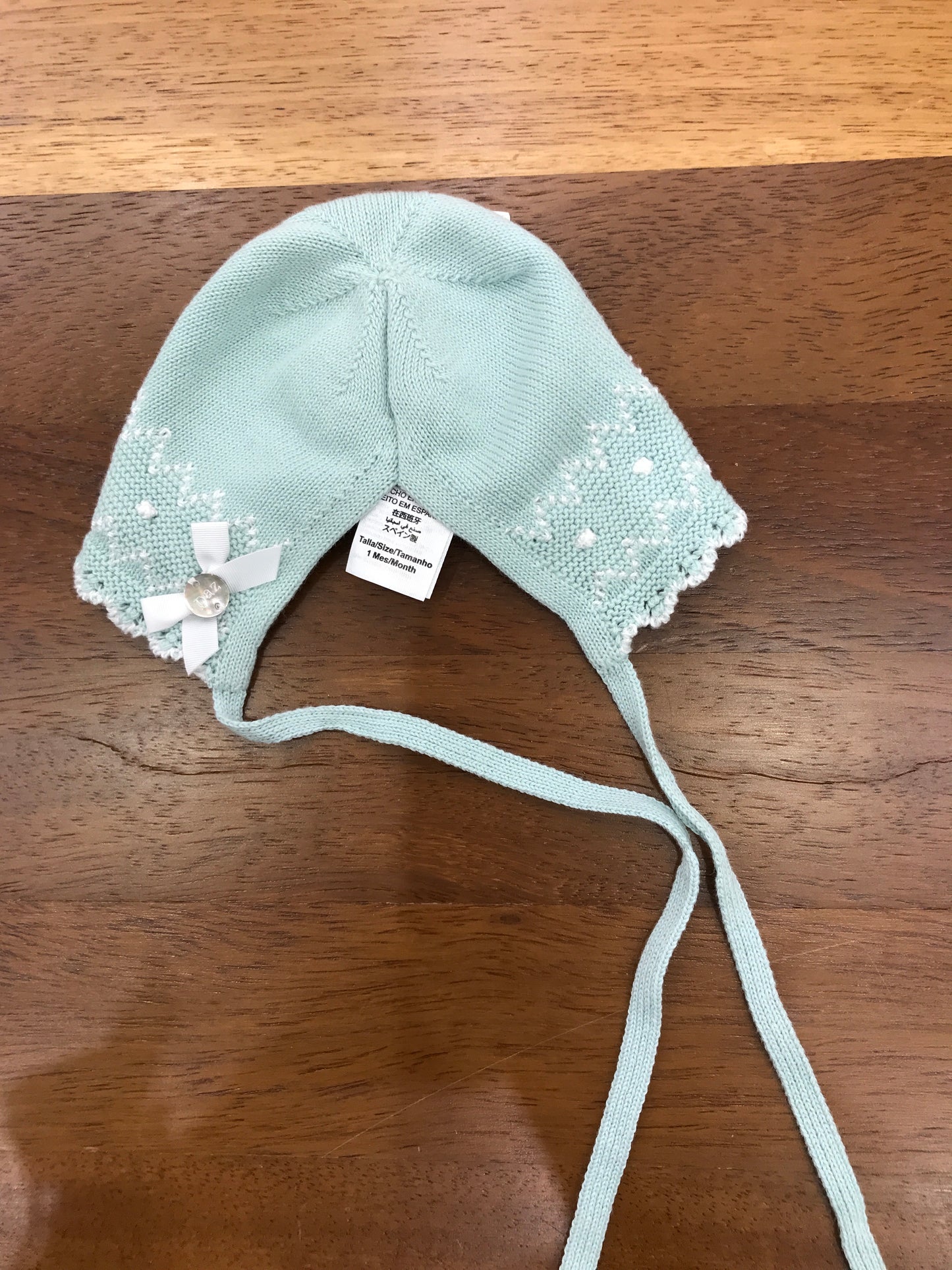 Cuffia Paz Rodriguez in filo verde con ricami in bianco bordo smerlato con lacci per fiocco sotto collo