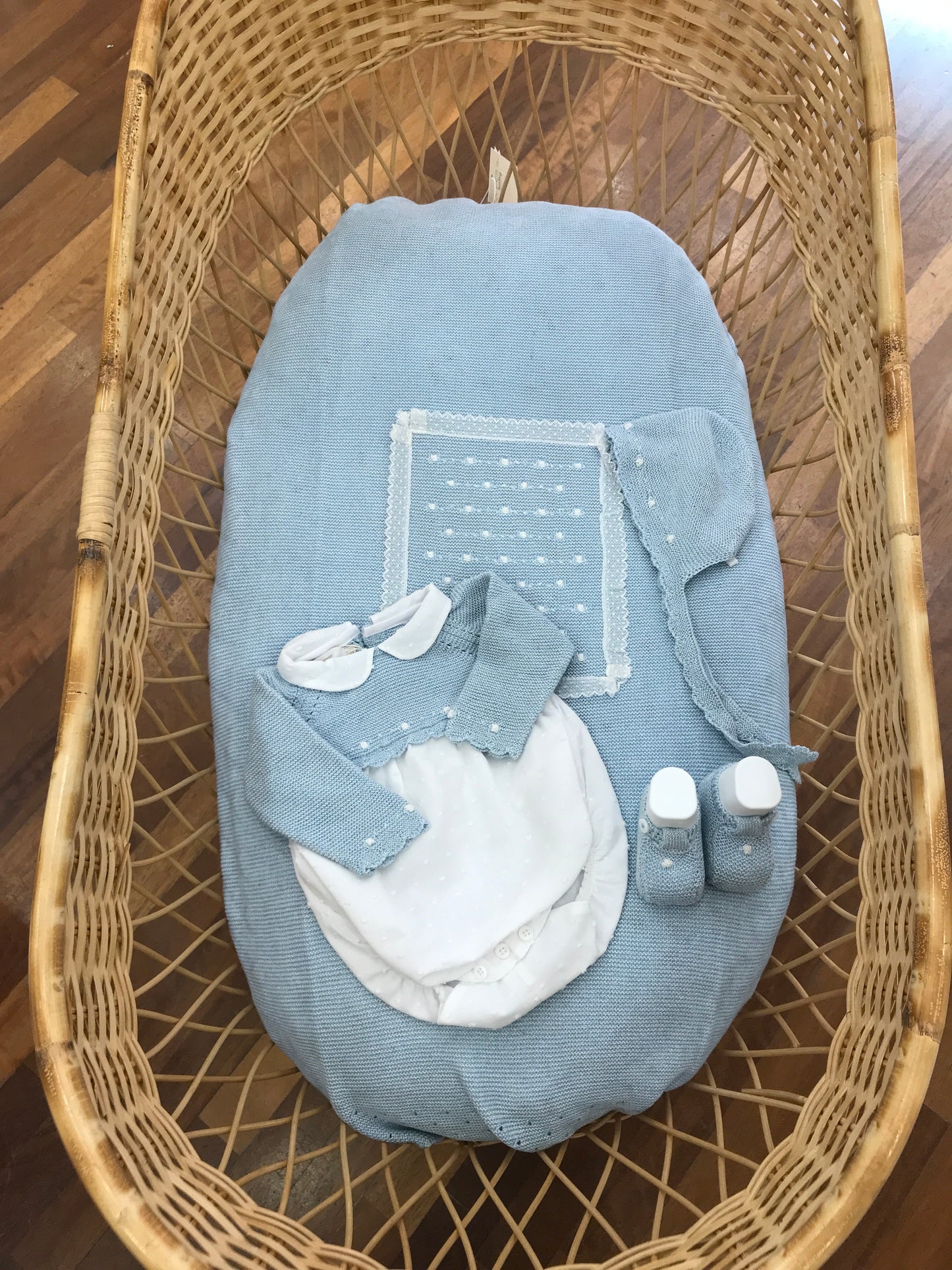 Coordinato nascita PCS in filo celeste con ricami in bianco con valancienne cuffia babbucce abbinate