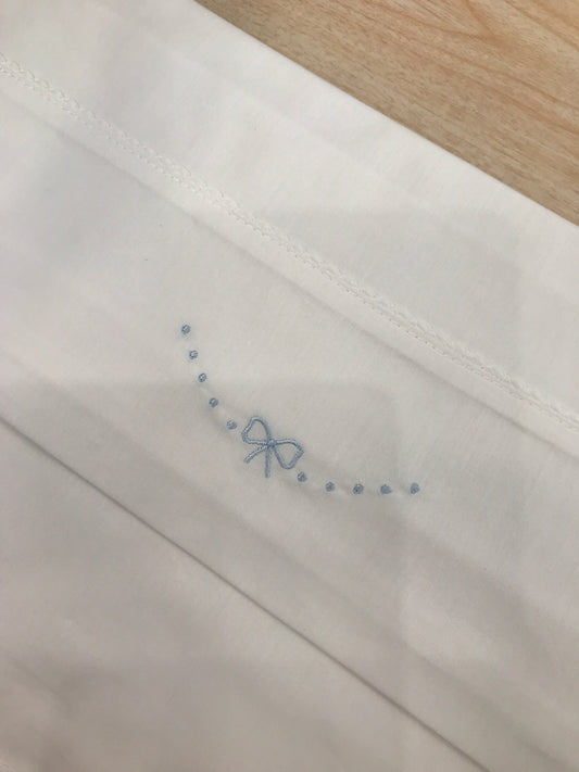 Lenzuola Baby Gi in cotone completo sotto con elastico sopra e federa rifinito con pois e fiocchetto celeste