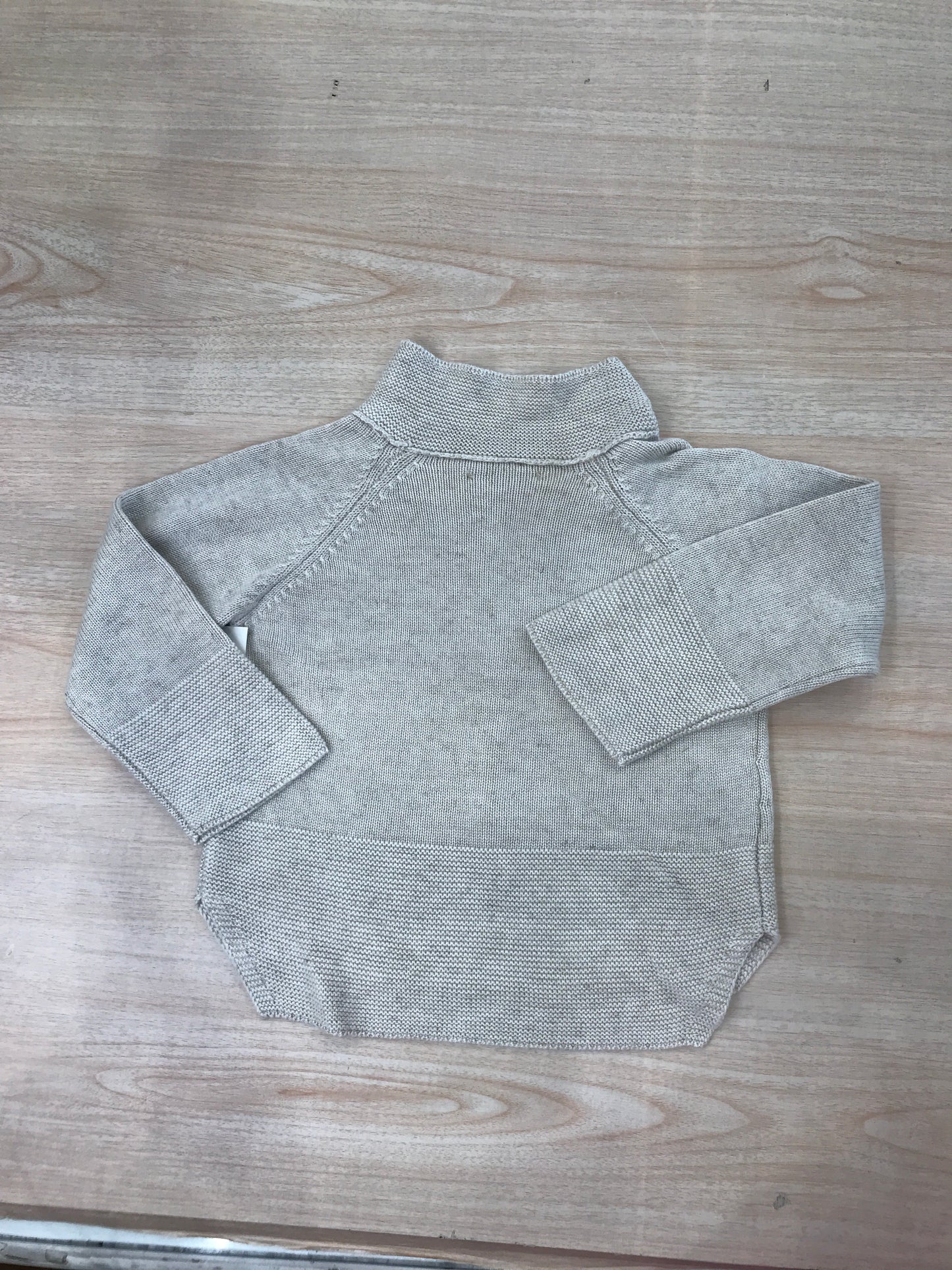 Cardigan Martin Aranda in filo di cotone tortora più lungo sul retro