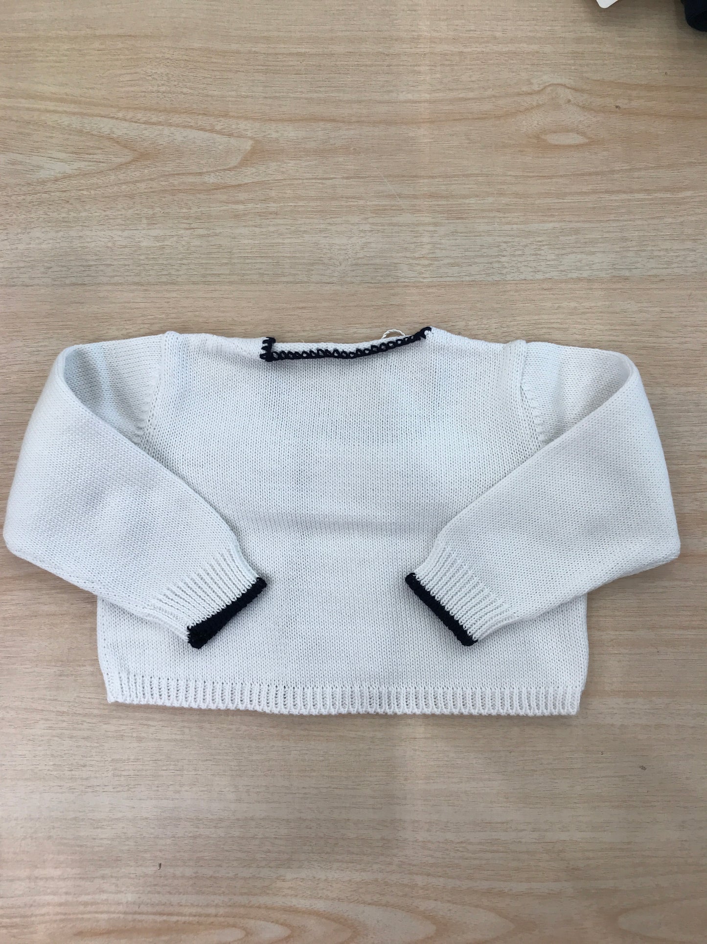 Cardigan Bebè di Almy in filo bianco con rifiniture blu scuro e bottoncini