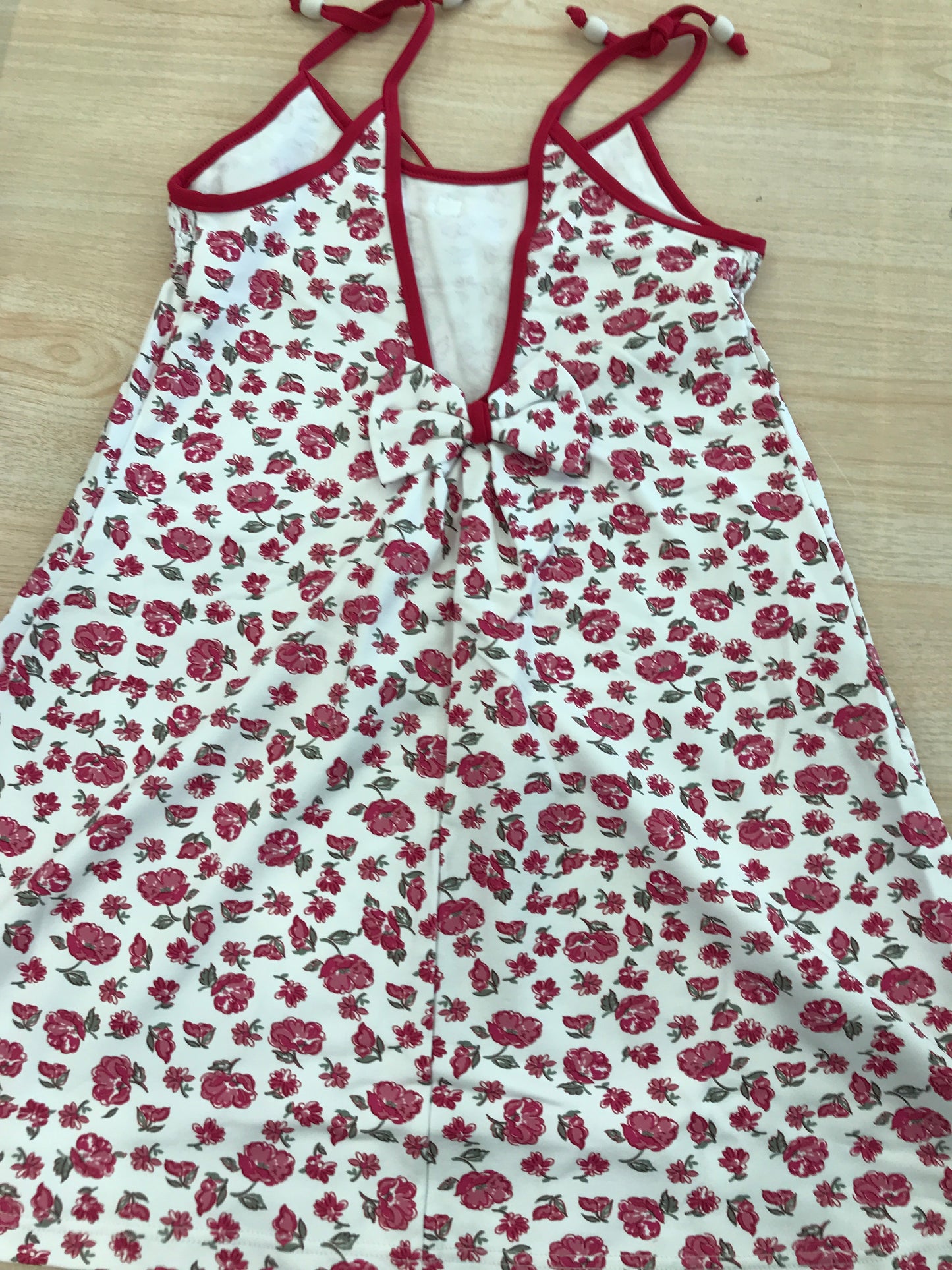 Copricostume Al agua Patos con bretelle bianco con fiori e bretelle fucsia