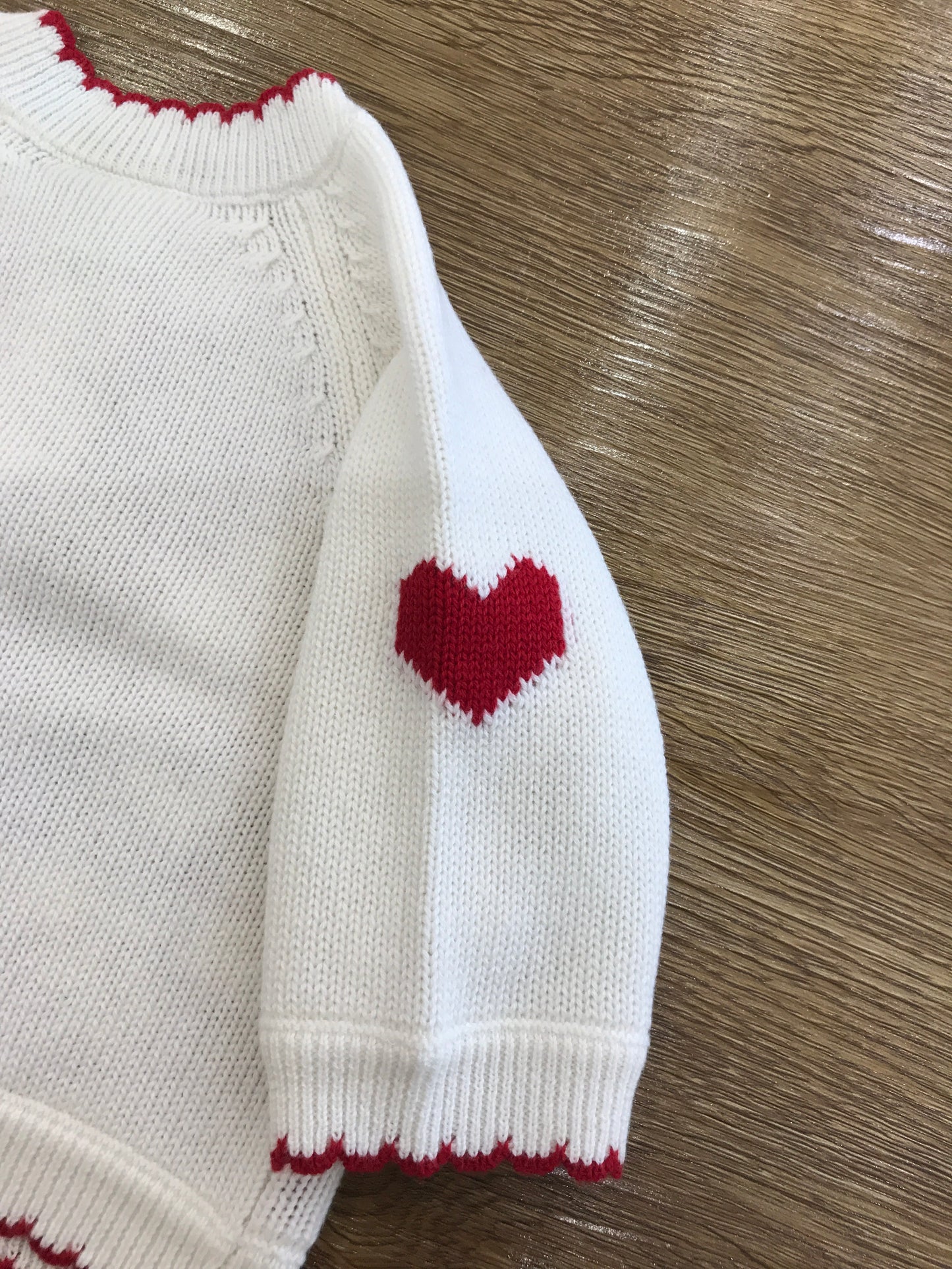 Cardigan Petit Bateau manica lunga smerlato in rosso con piccoli cuoricini fiocchetti e barchette ricamate