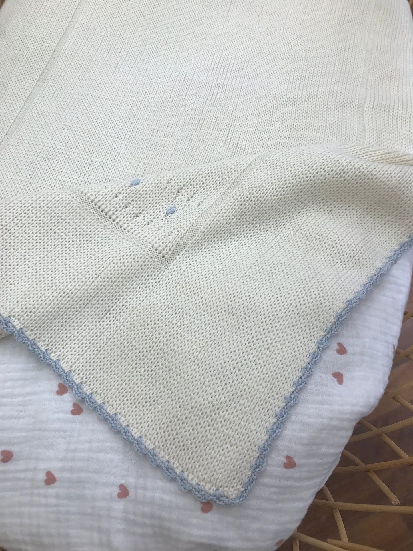 Coperta Fofettes panna smerlata celeste con pois in rilievo sul davanti