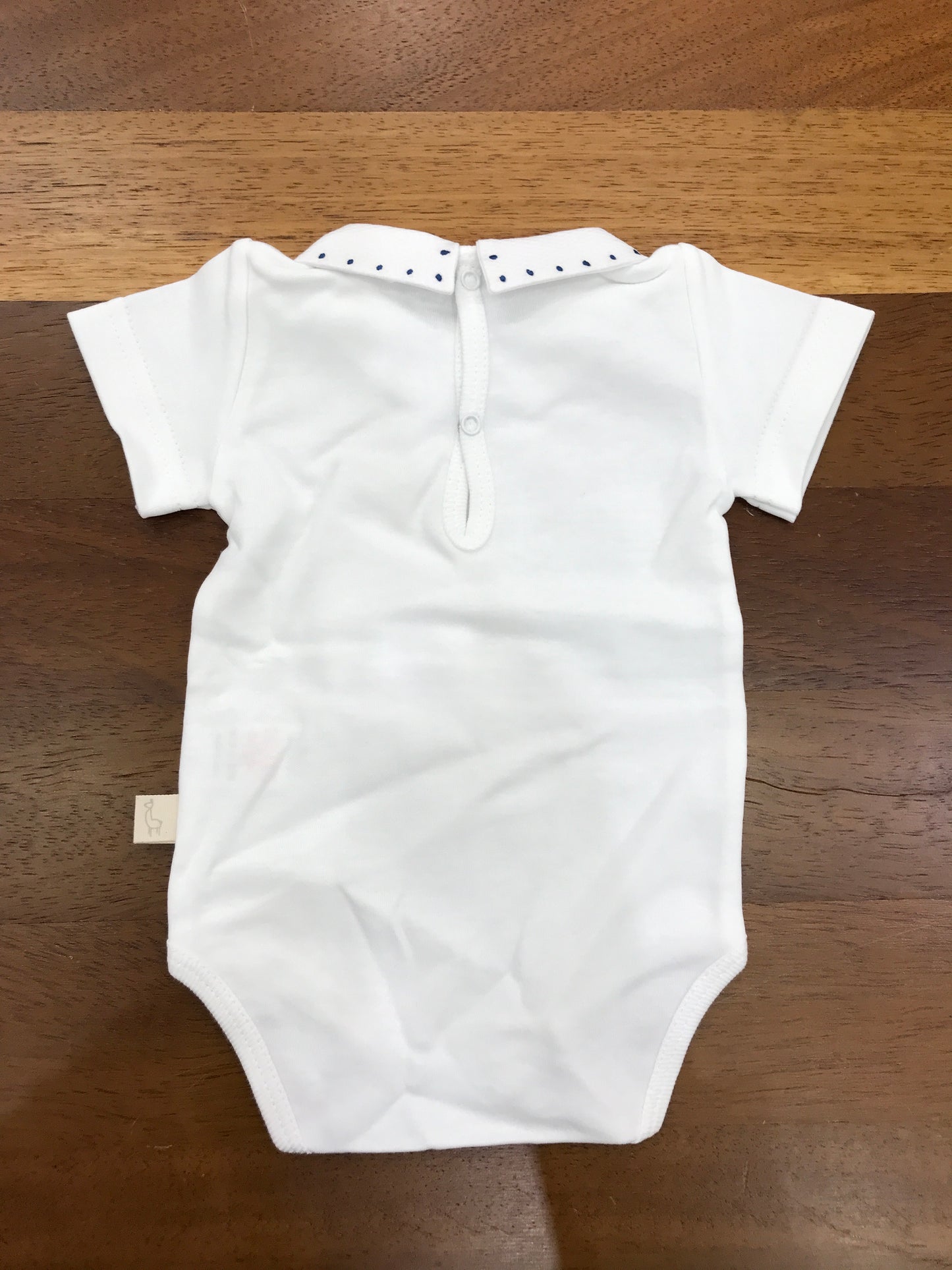 Body Baby Gi in cotone mezza manica con collo a punta con pois blu ricamati su di esso