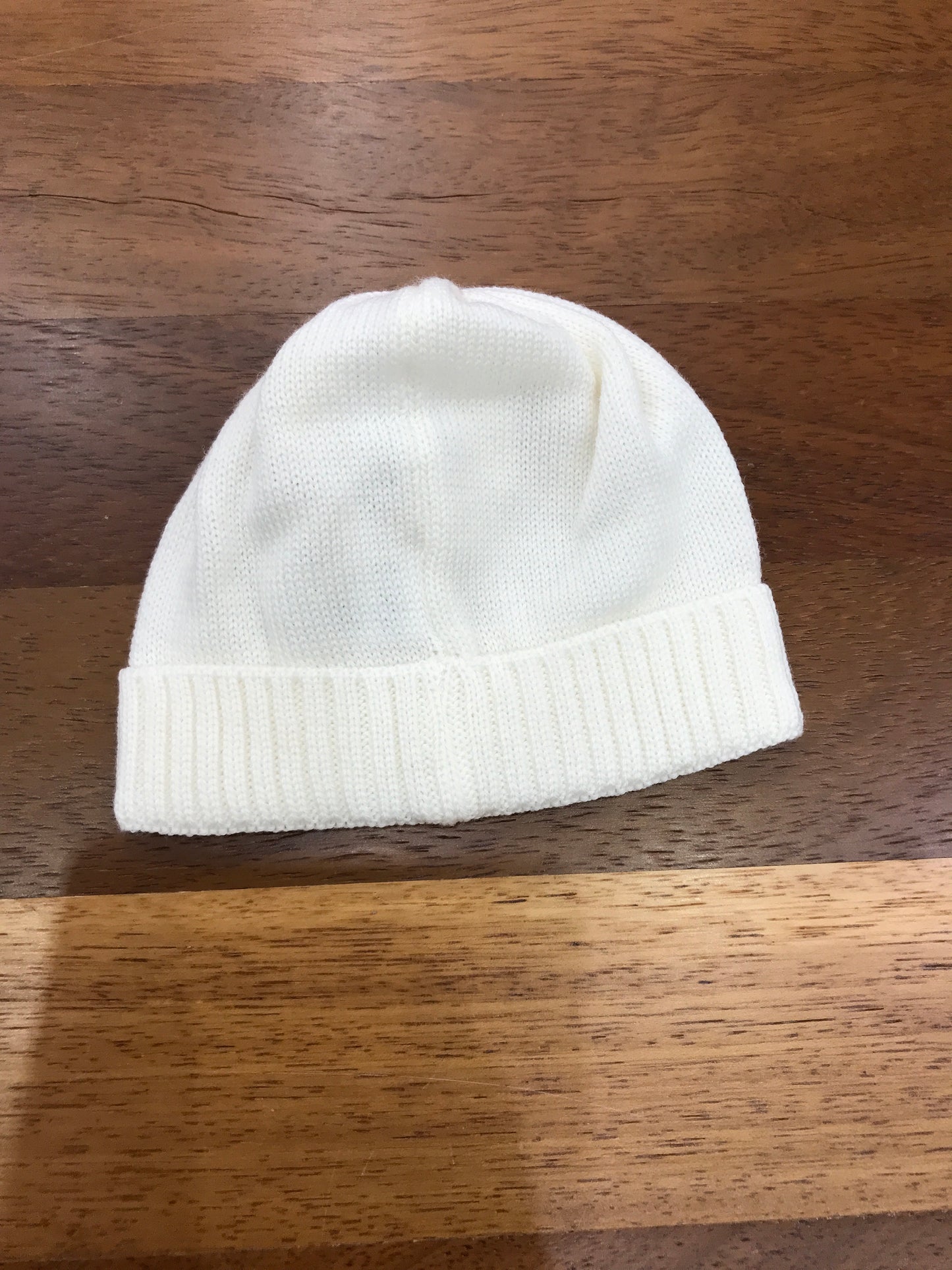 Cappello Baby Lord in lana panna con cuoricino bianco centrale peloso