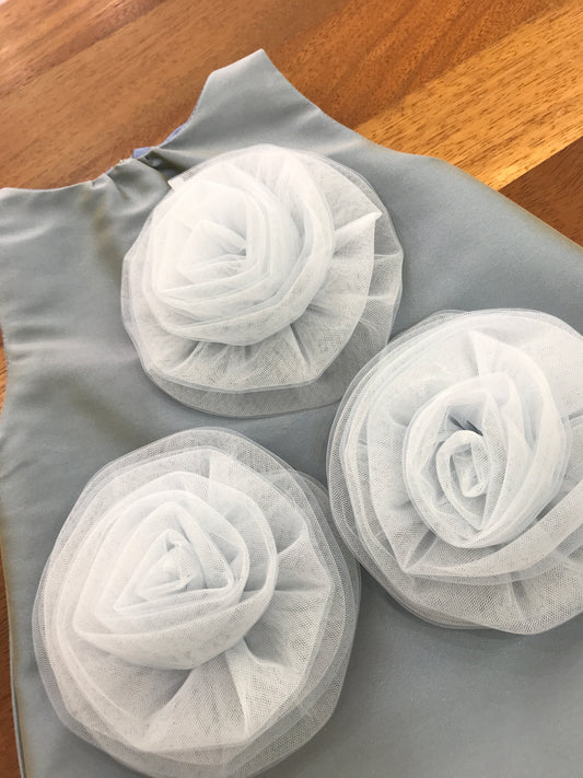 Pagliaccetto a'lapage in raso smanicato con zip sul retro e fiori applicati al centro davanti