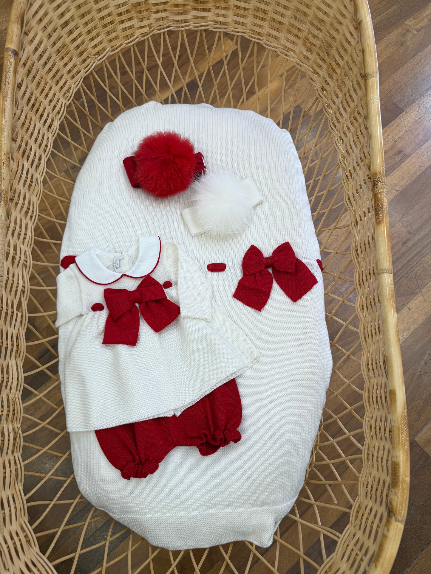 Coordinato nascita Baby Lord in lana panna e rosso con passanastro e fiocchi