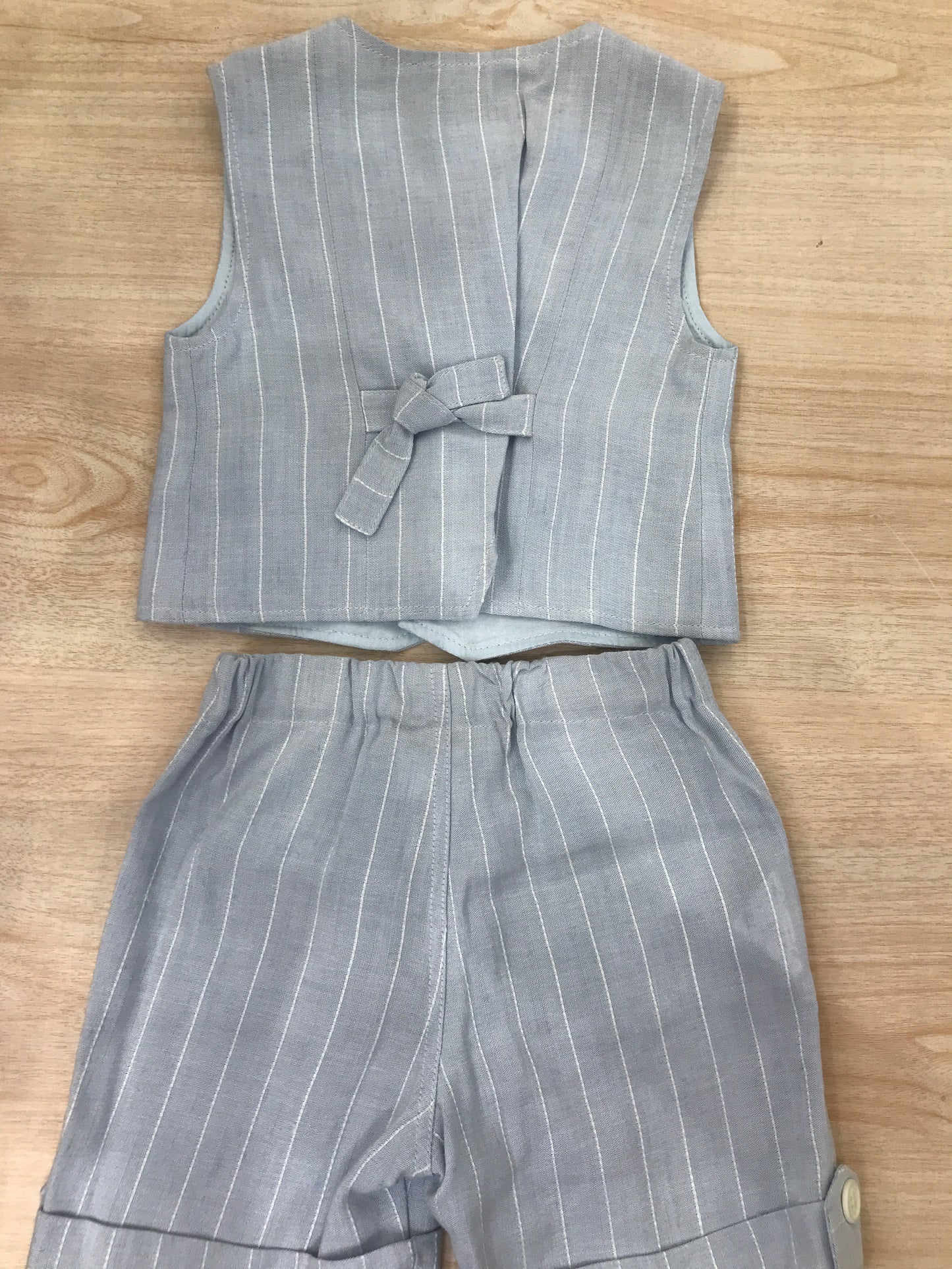 Completo Cielo Blu in cotone pantalone all'inglese con panciotto a celeste con righe bianche