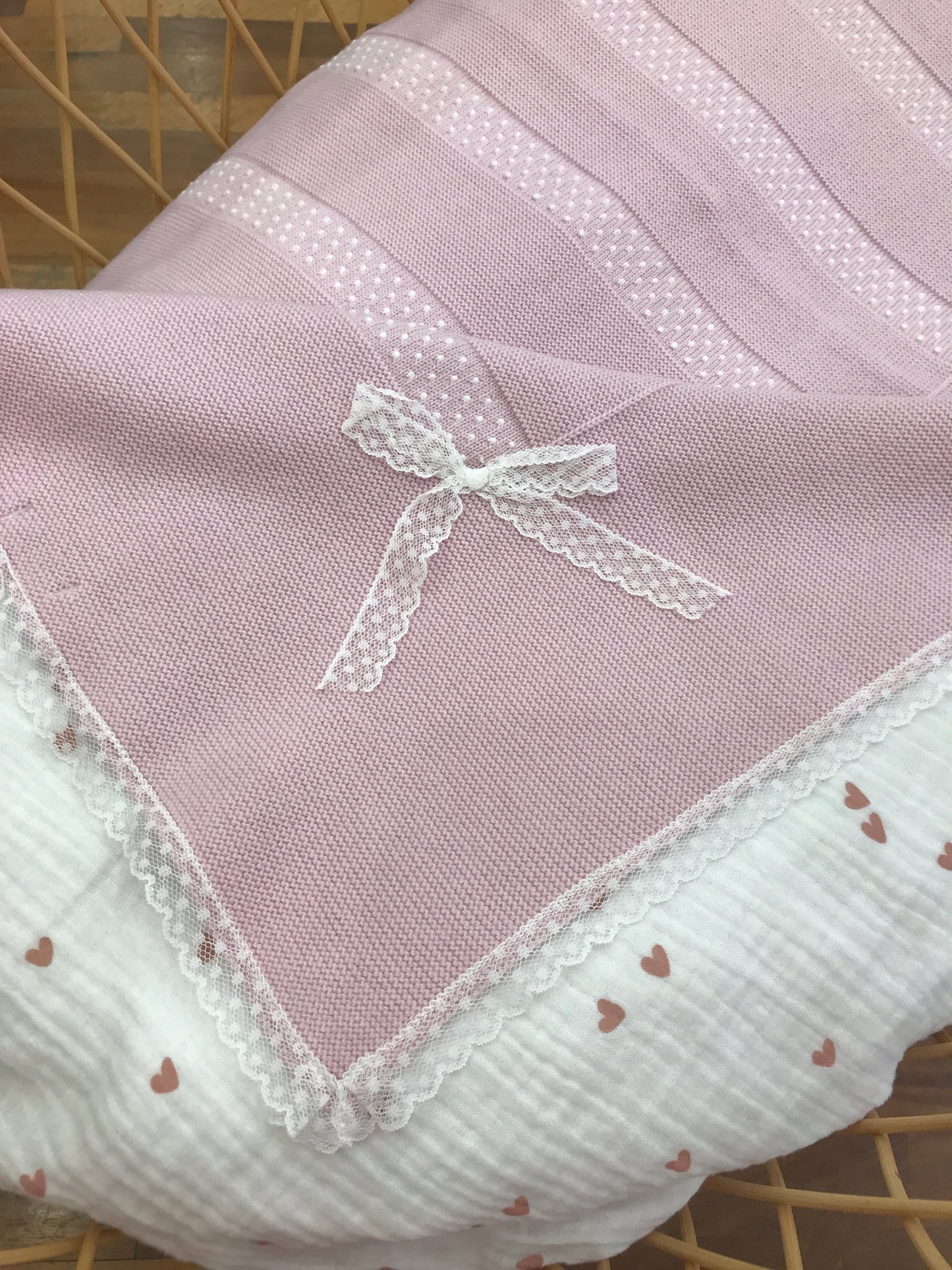 Coperta PCS con applicazione di valancienne al bordo pois bianchi sul davanti e fiocchetto laterale