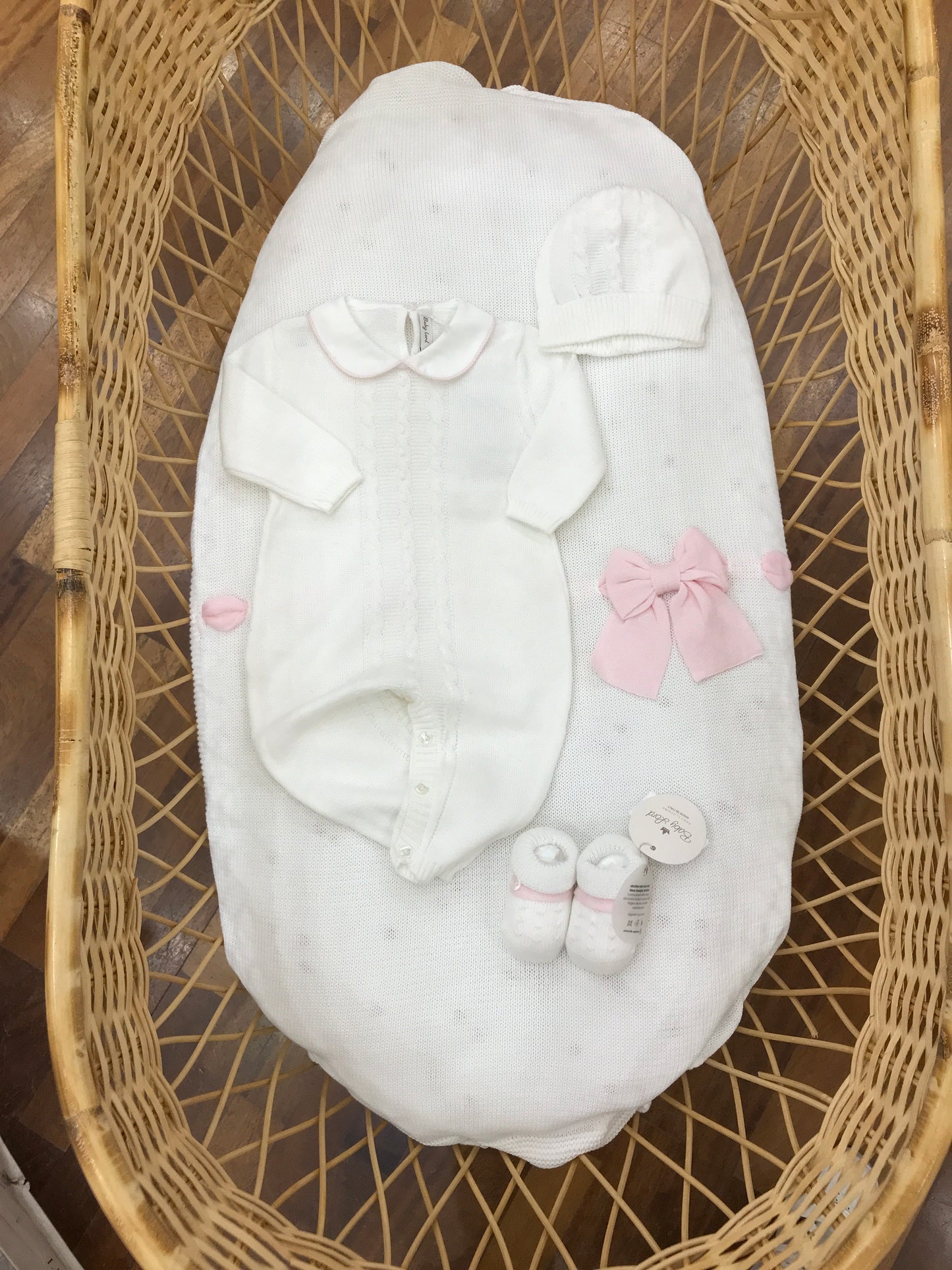 Coordinato nascita Baby Lord in filo bianco coperta con passanastro con fiocco tutina con trecce abbinati cappello e babbucce
