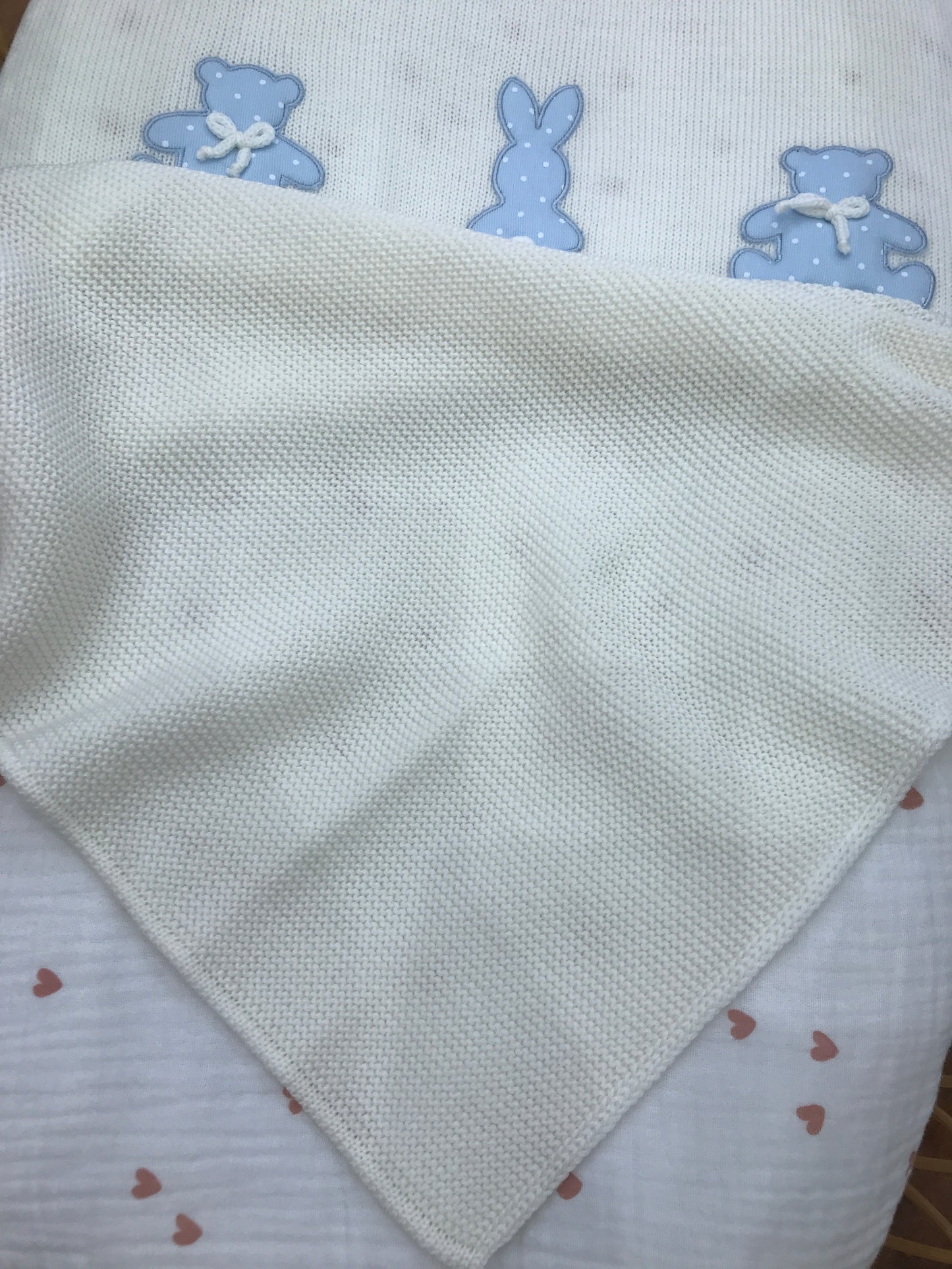 Coperta Baby Lord in lana panna con applicazione di orsetti e coniglio celeste a pois