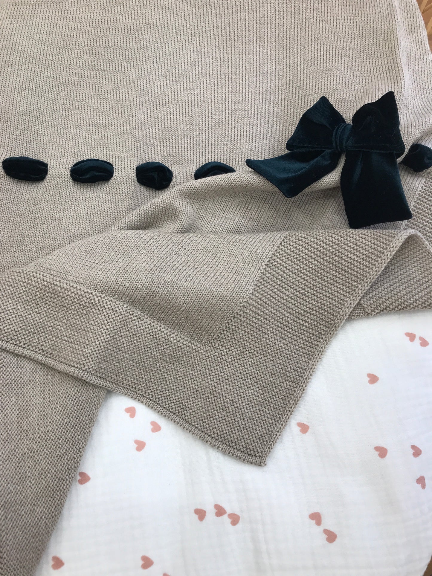 Coperta Baby Lord in lana tortora con passanastro e fiocco in velluto verde