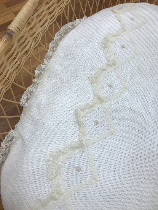 Coperta Piccola Giuggiola in filo di cotone avorio con rusche in pizzo al bordo pizzo e roselline ricamate sul davanti