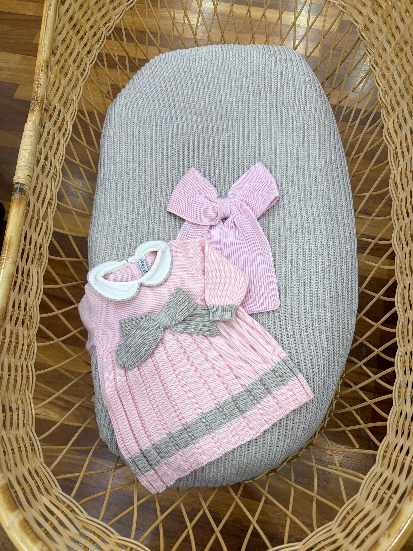 Coordinato nascita Bebè di Almy in lana tortora e rosa con fiocco coperta con abitino