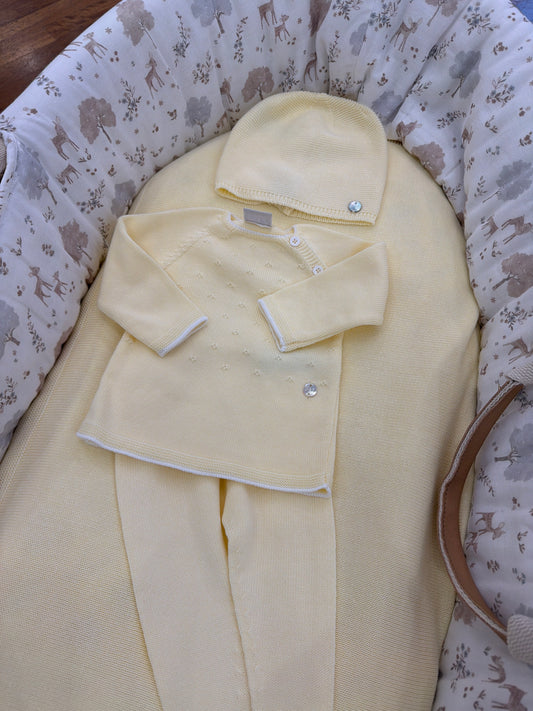 Coordinato Nascita in filo giallo coperta con coordinato due pezzi in filo con cappellino