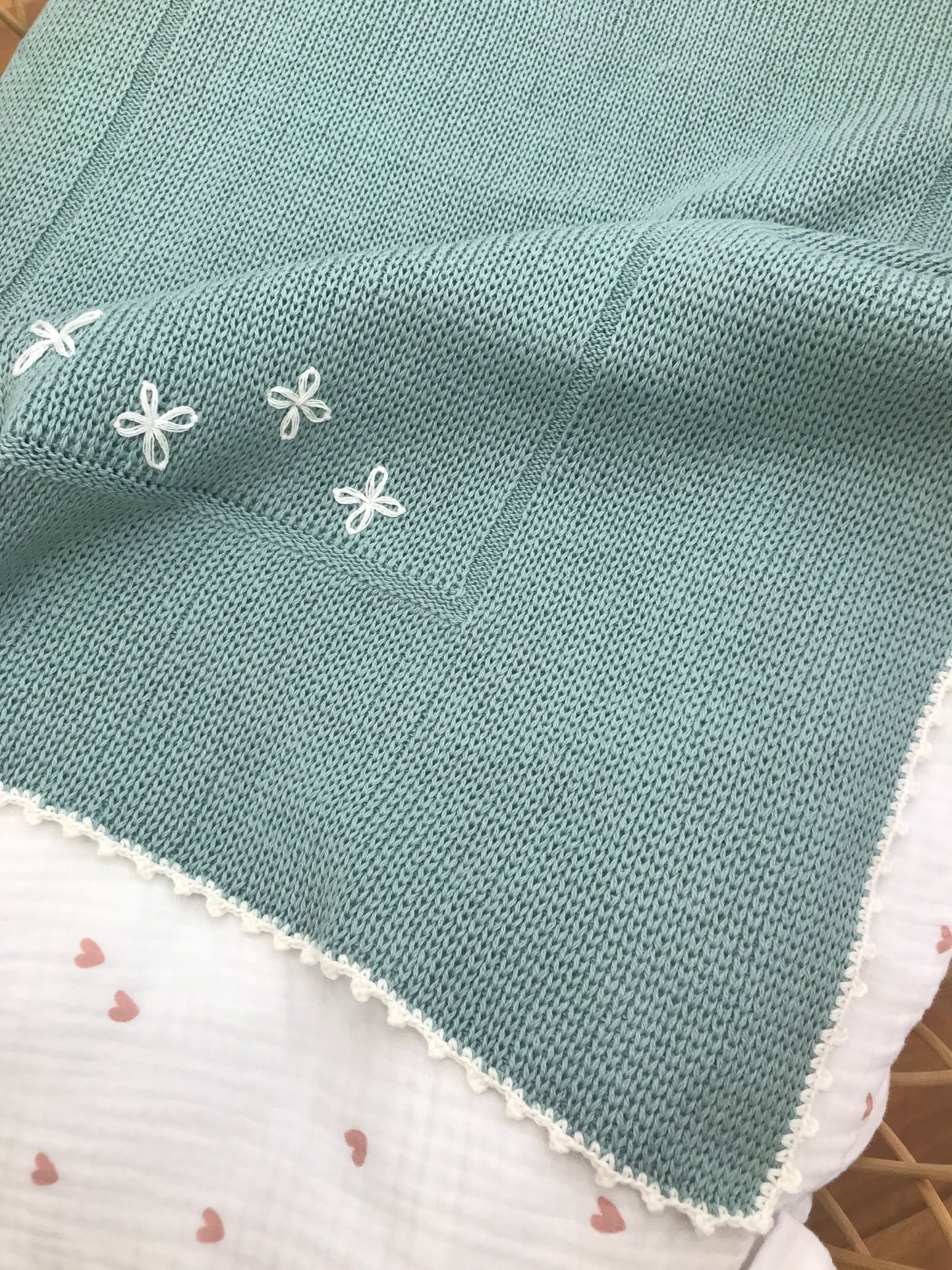Coperta Fofettes verde menta smerlata panna con fiorellini ricamati sul davanti