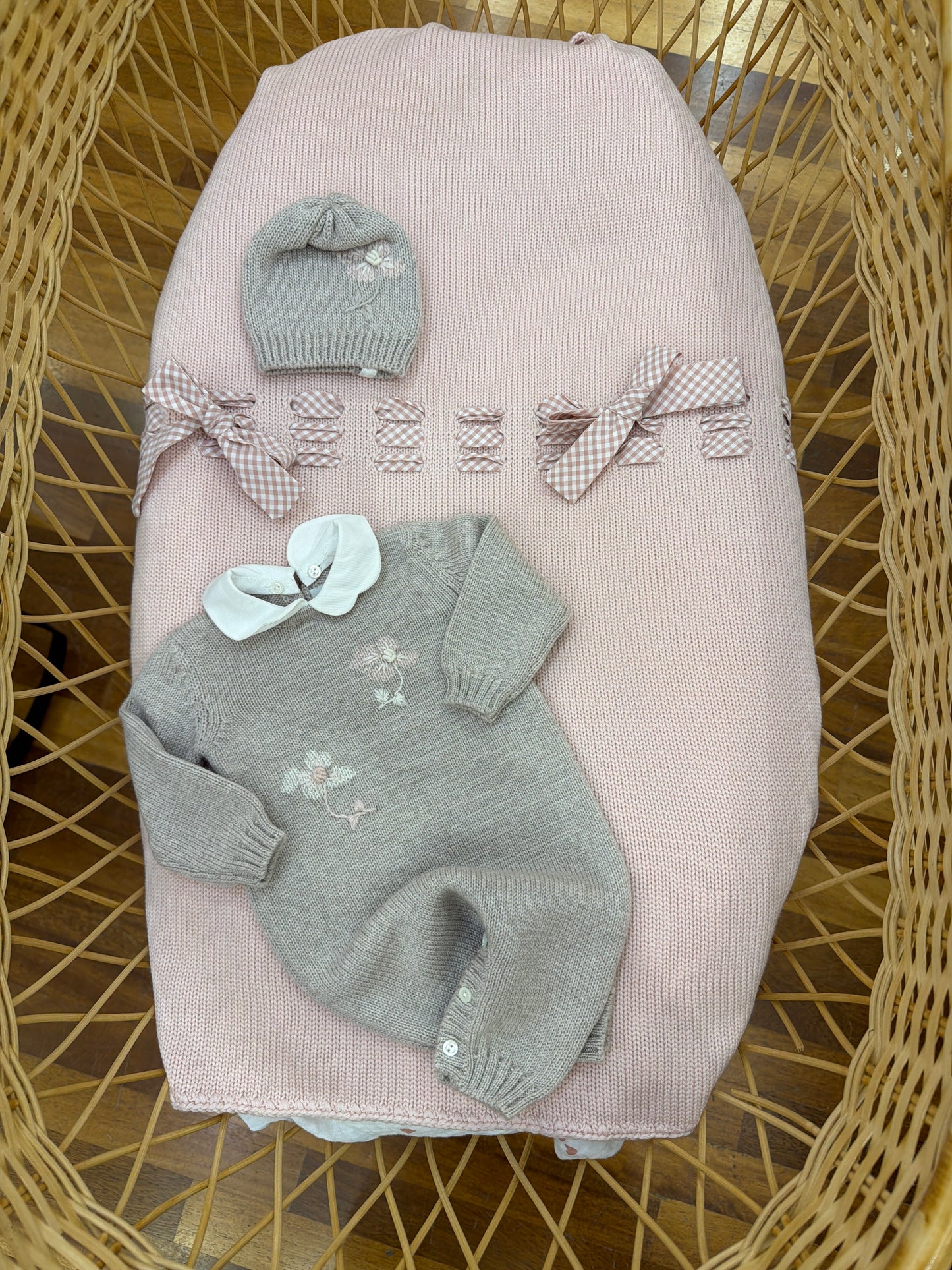 Coordinato nascita Colibrì in lana rosa antico e tortora con passanastro e fiocchetti a quadretti tutina e cappello con fiore ricamato