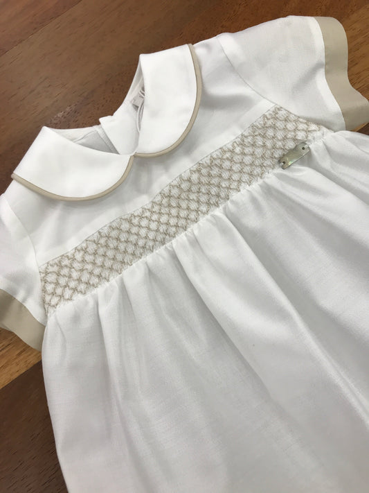 Pagliaccetto Le Bebè in taffettà bianco mezza manica con profilo tortora con lavorazione di punto smock sul corpetto
