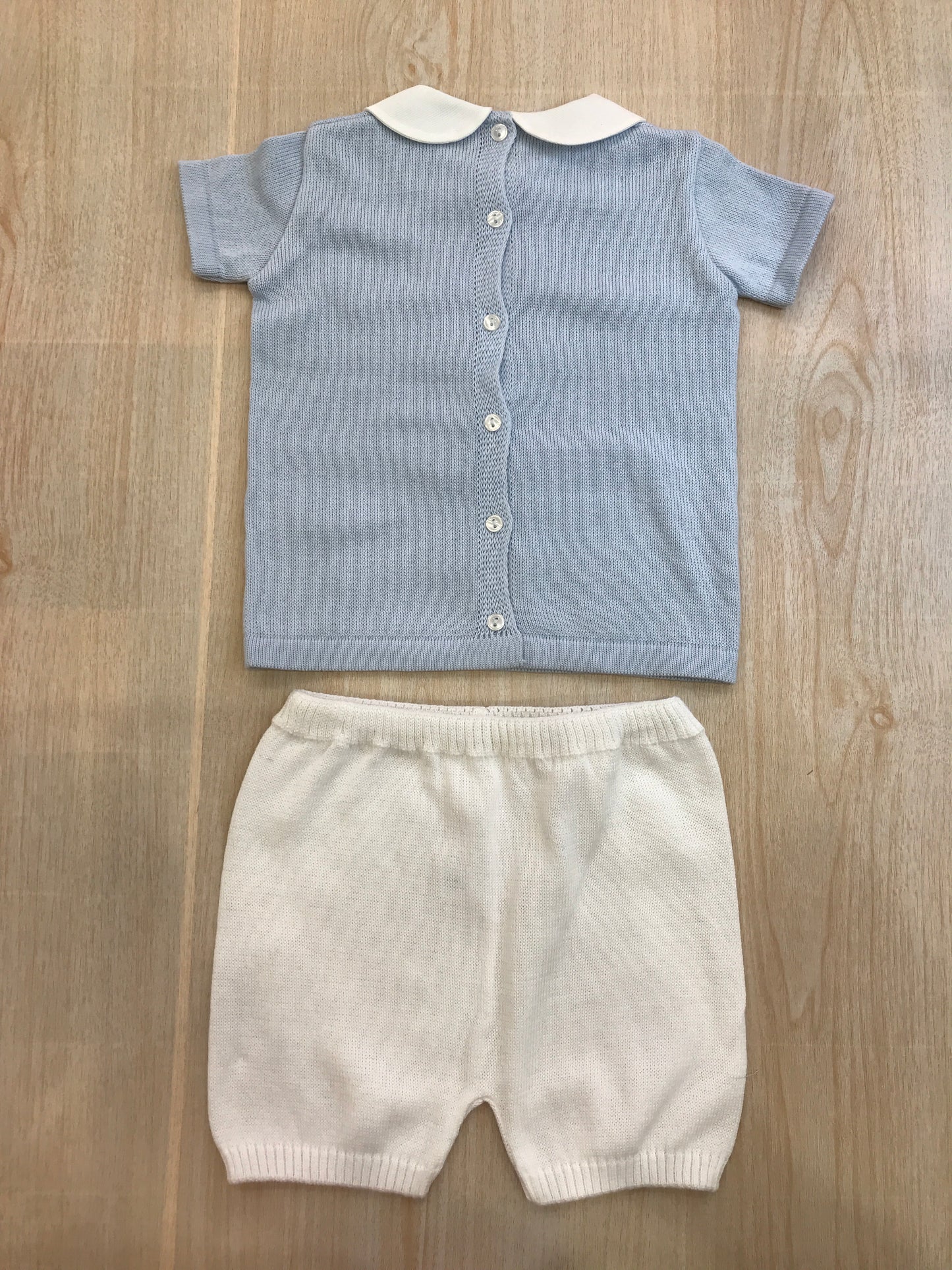 Completo Baby Lord in filo celeste e bianco due pezzi mezza manica con collo tondo con orsetto e fiocco sul davanti