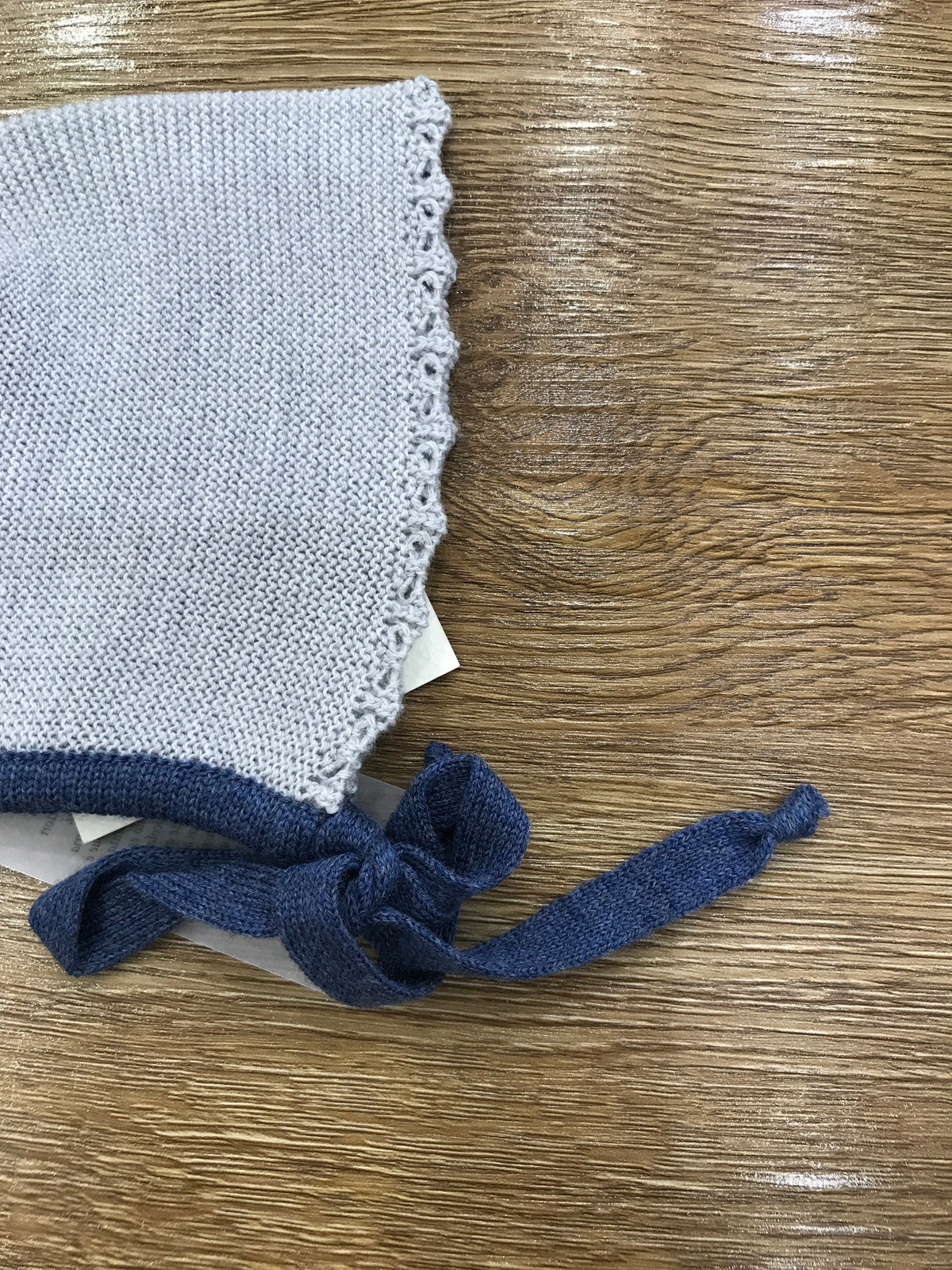 Cuffia Baby Lord in lana grigia con lacci blu