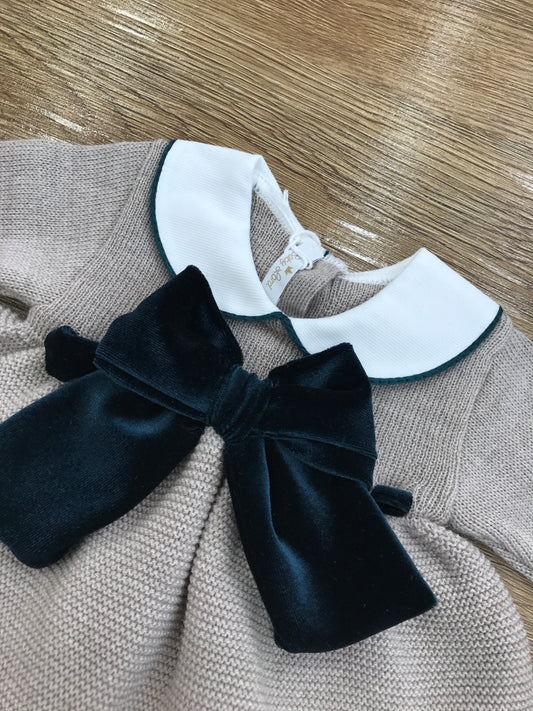 Tutina Baby Lord in lana due pezzi pantalone in velluto verde e dettaglio di fiocco in velluto sul davanti