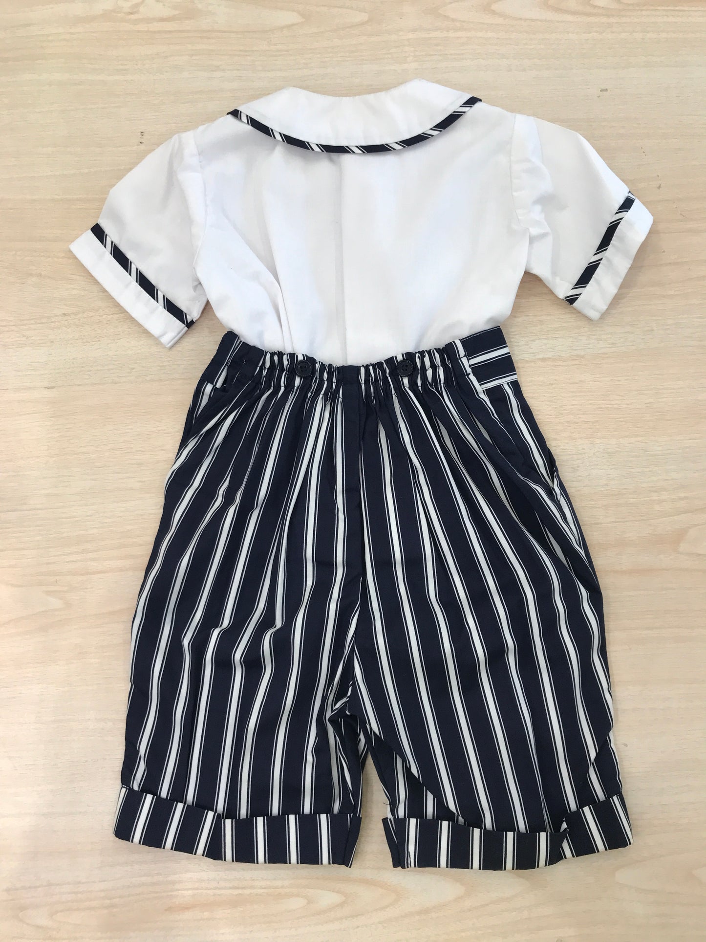 Completo Alles due pezzi camicia mezza manica con ricami blu scuro con bermuda blu a righe