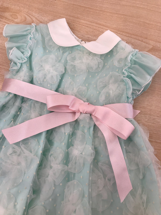 Abito Cielo Blu in cotone rivestito da tulle con tanti piccoli fiocchi e pois smanicato con rusche con fiocco rosa sul davanti e retro