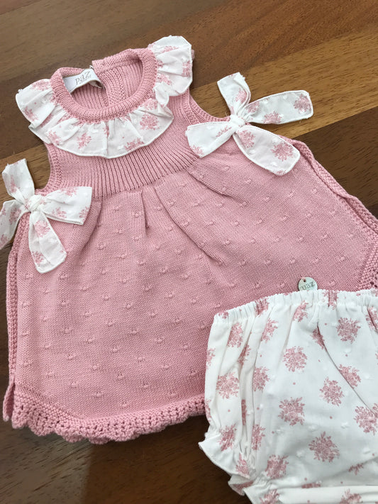 Completo Paz Rodriguez in filo rosa con fiocchetti con fiori rosa collo con rusche abbinata culotte bianca con fiori rosa